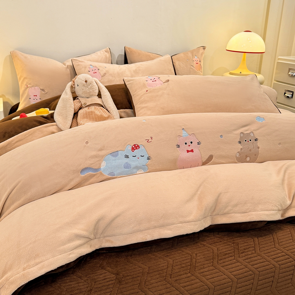 91家纺网 家纺一手货源 找家纺 新方向 2025新款全消光A类刺绣牛奶绒四件套-可爱猫 可爱猫-香槟咖