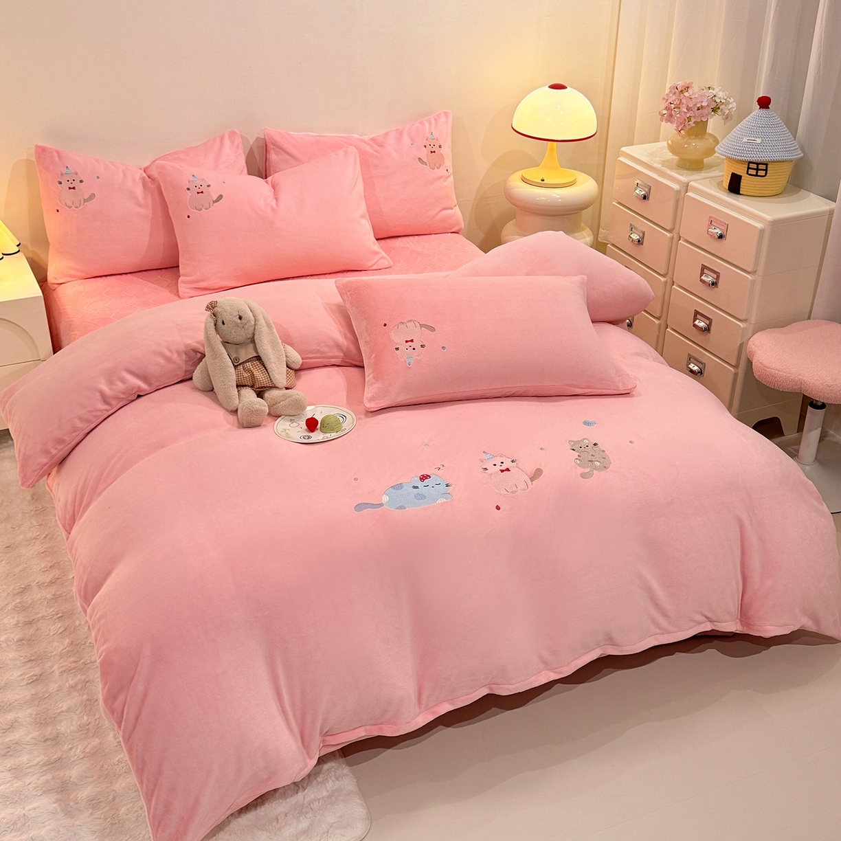 91家纺网 家纺一手货源 找家纺 新方向 2025新款全消光A类刺绣牛奶绒四件套-可爱猫 可爱猫-桃玉