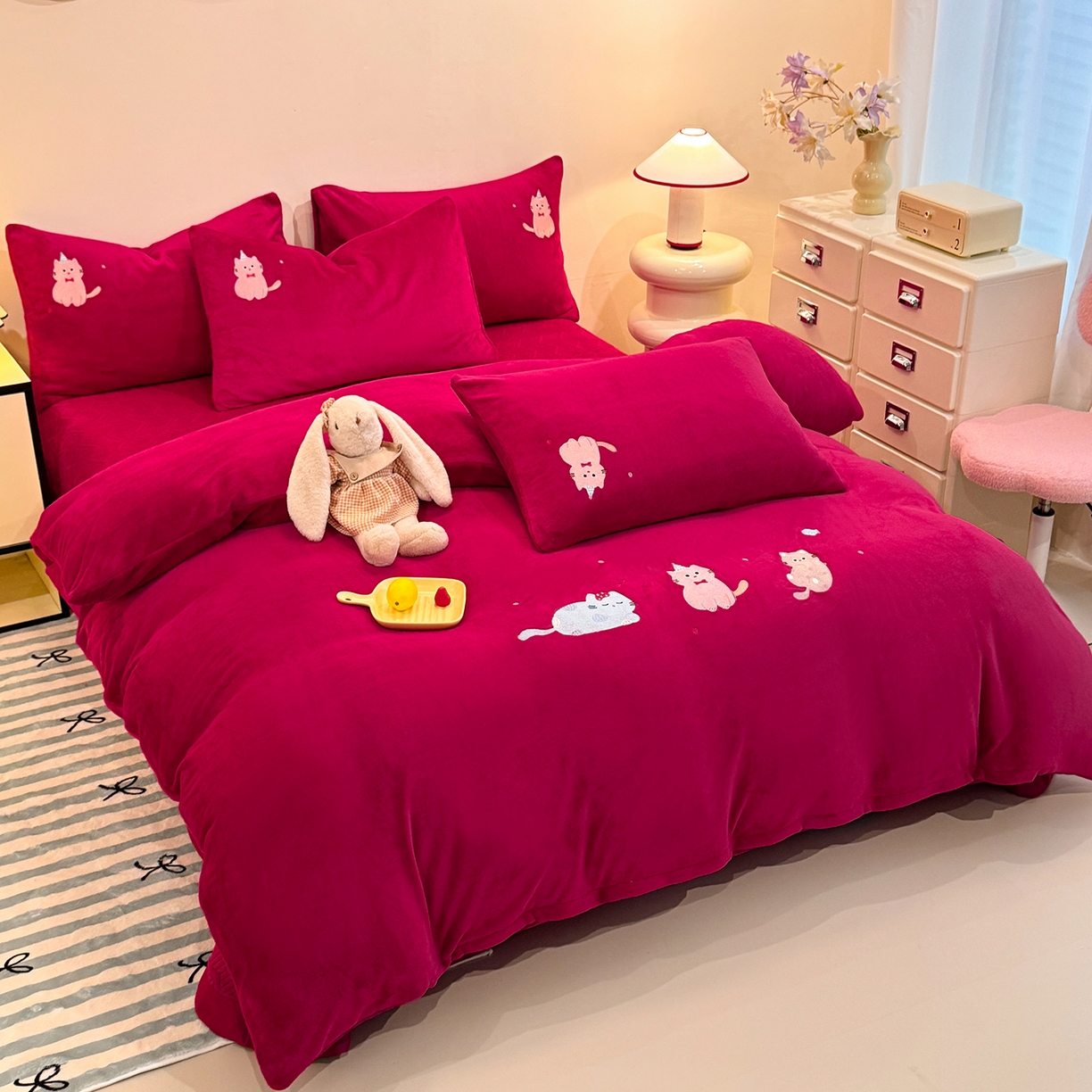 91家纺网 家纺一手货源 找家纺 新方向 2025新款全消光A类刺绣牛奶绒四件套-可爱猫 可爱猫-洋酒红