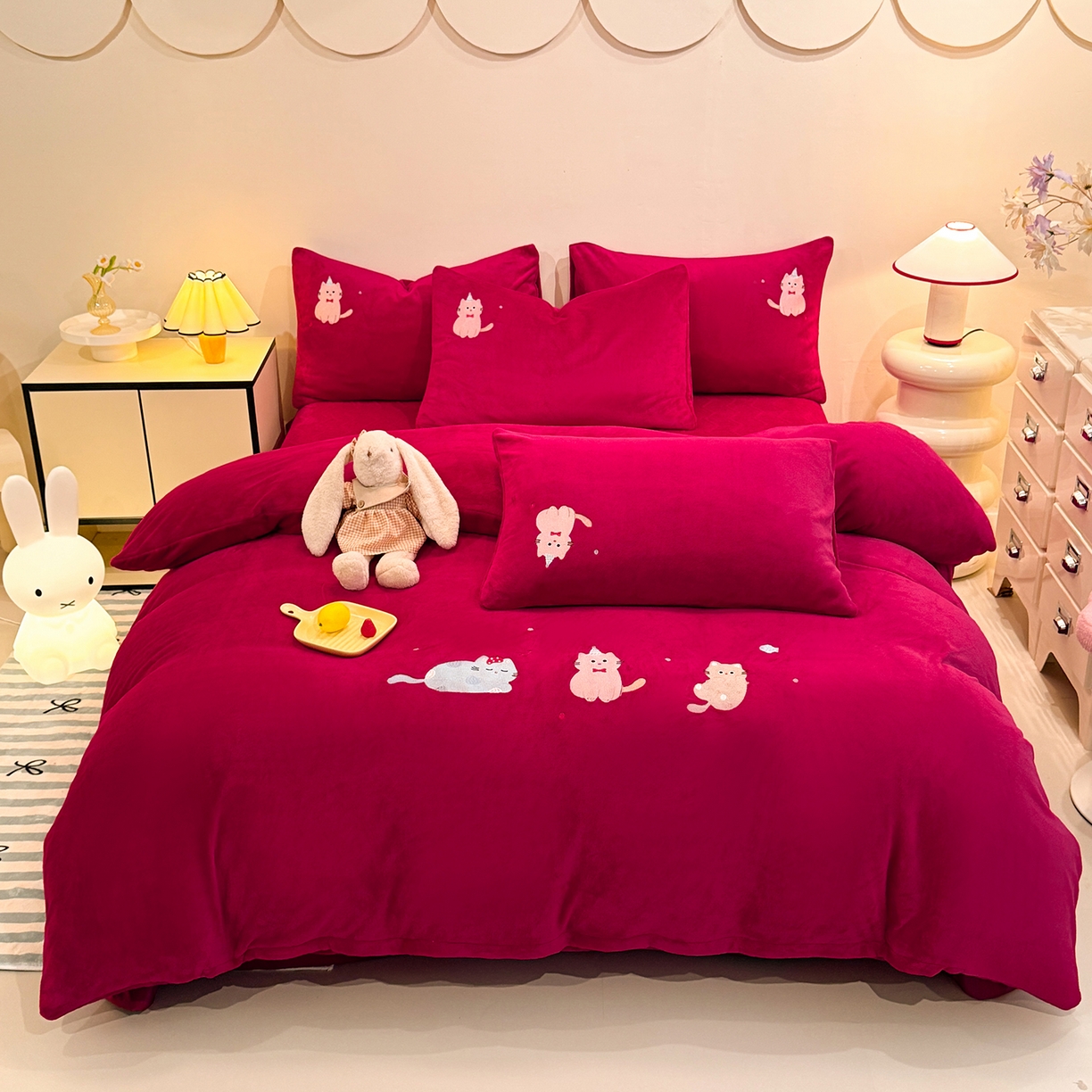 91家纺网 家纺一手货源 找家纺 新方向 2025新款全消光A类刺绣牛奶绒四件套-可爱猫 可爱猫-洋酒红