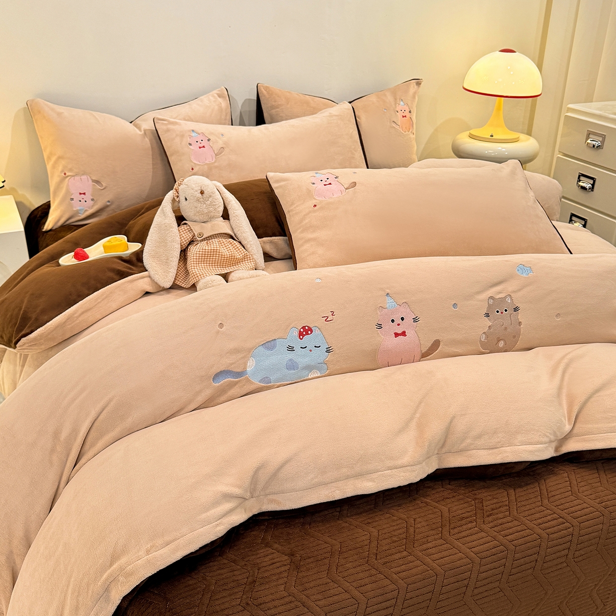 91家纺网 家纺一手货源 找家纺 新方向 2025新款全消光A类刺绣牛奶绒四件套-可爱猫 可爱猫-香槟咖