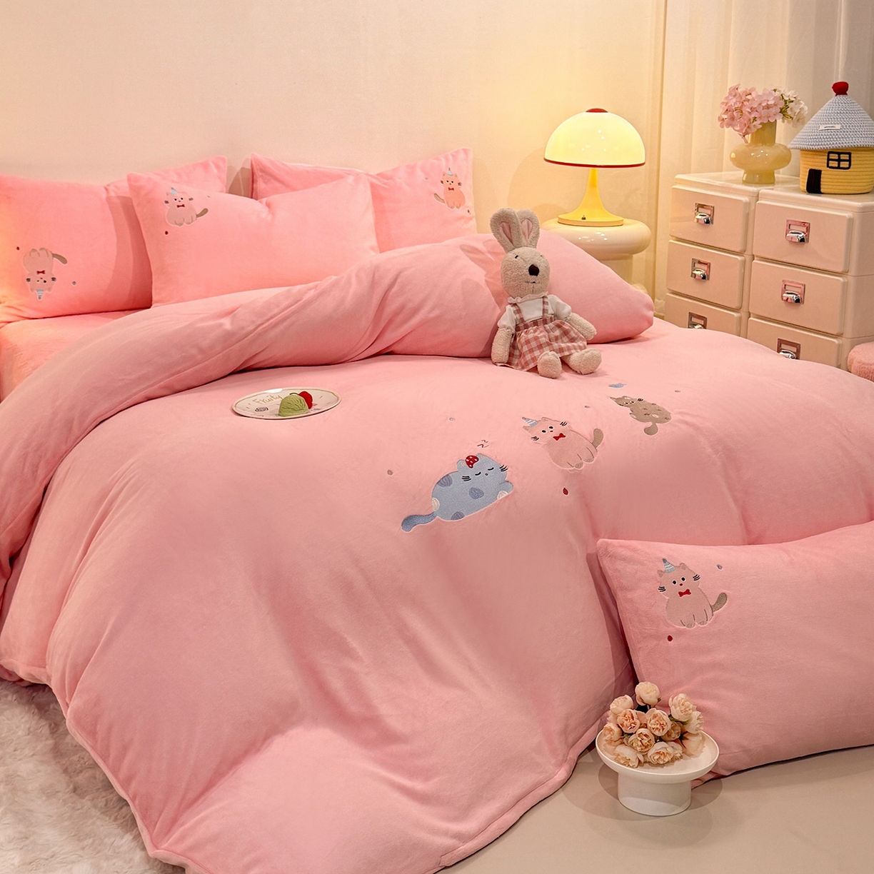 91家纺网 家纺一手货源 找家纺 新方向 2025新款全消光A类刺绣牛奶绒四件套-可爱猫 可爱猫-桃玉