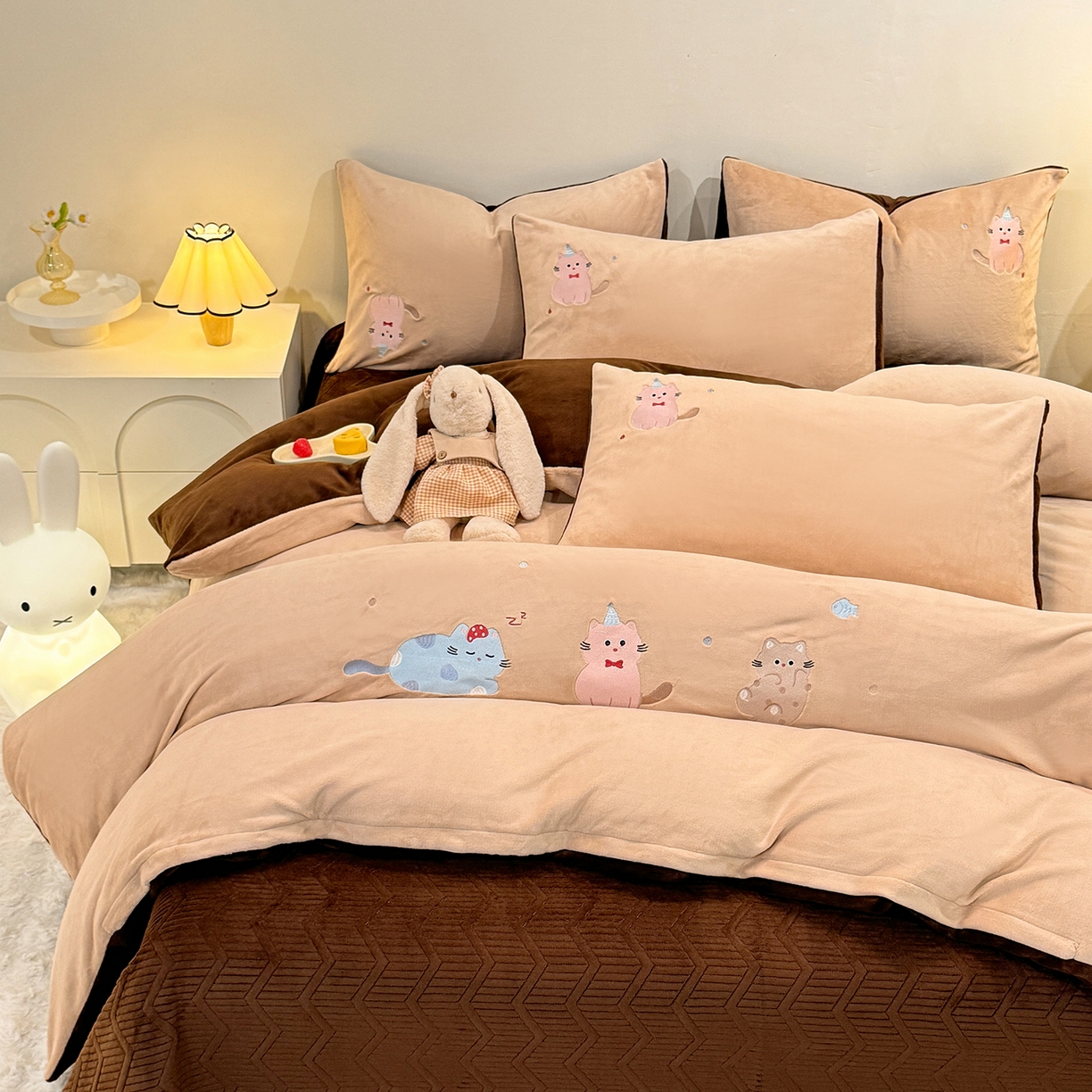 91家纺网 家纺一手货源 找家纺 新方向 2025新款全消光A类刺绣牛奶绒四件套-可爱猫 可爱猫-香槟咖