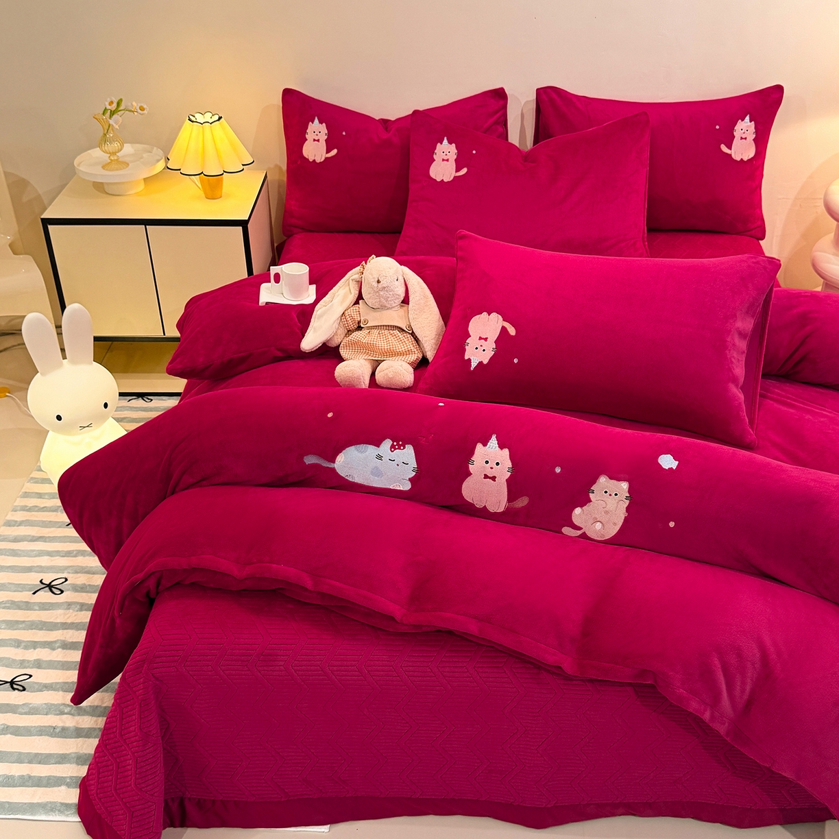 91家纺网 家纺一手货源 找家纺 新方向 2025新款全消光A类刺绣牛奶绒四件套-可爱猫 可爱猫-洋酒红