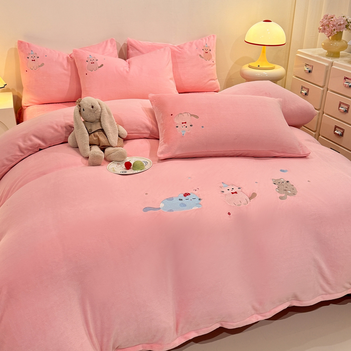 91家纺网 家纺一手货源 找家纺 新方向 2025新款全消光A类刺绣牛奶绒四件套-可爱猫 可爱猫-桃玉