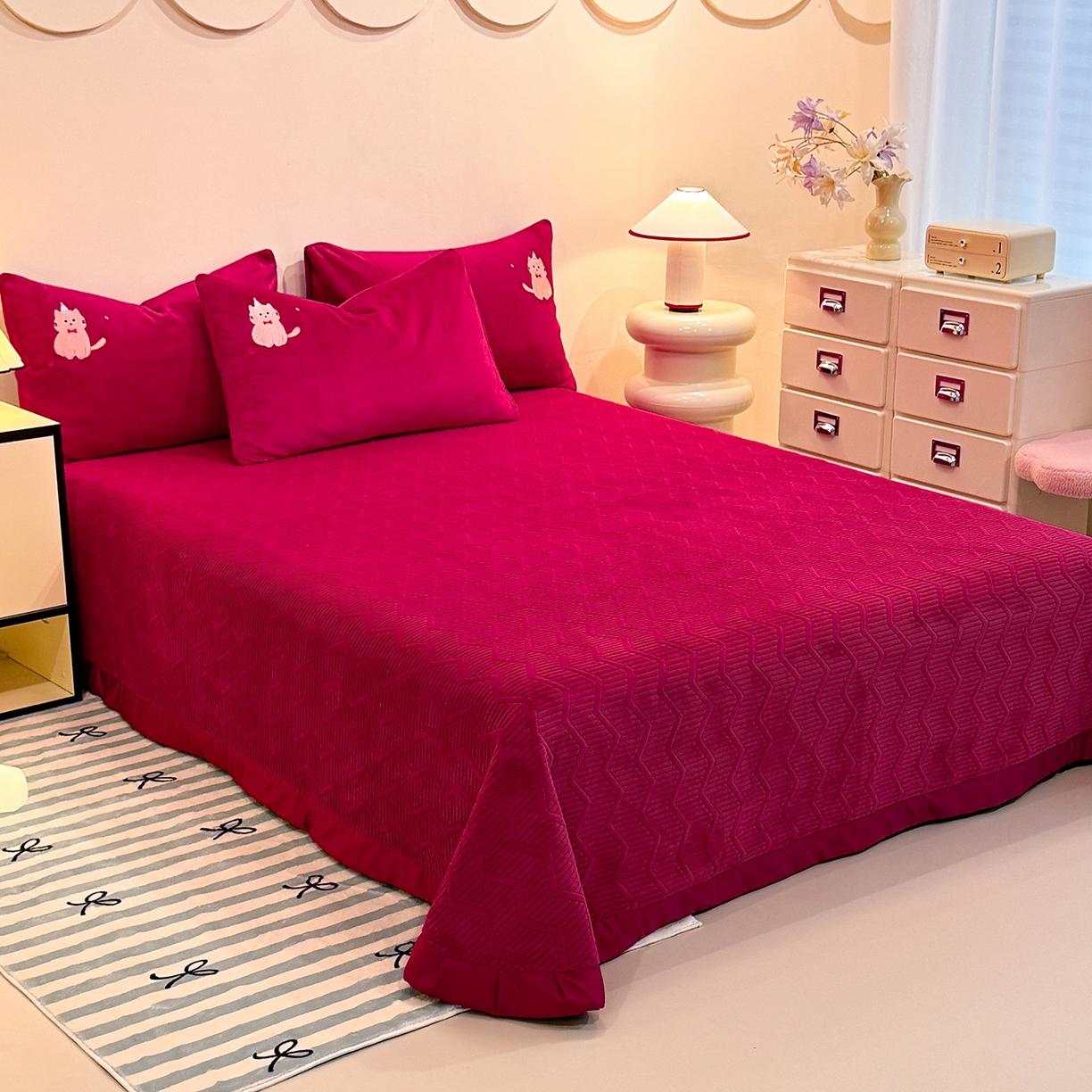 91家纺网 家纺一手货源 找家纺 新方向 2025新款全消光A类刺绣牛奶绒四件套-可爱猫 可爱猫-洋酒红