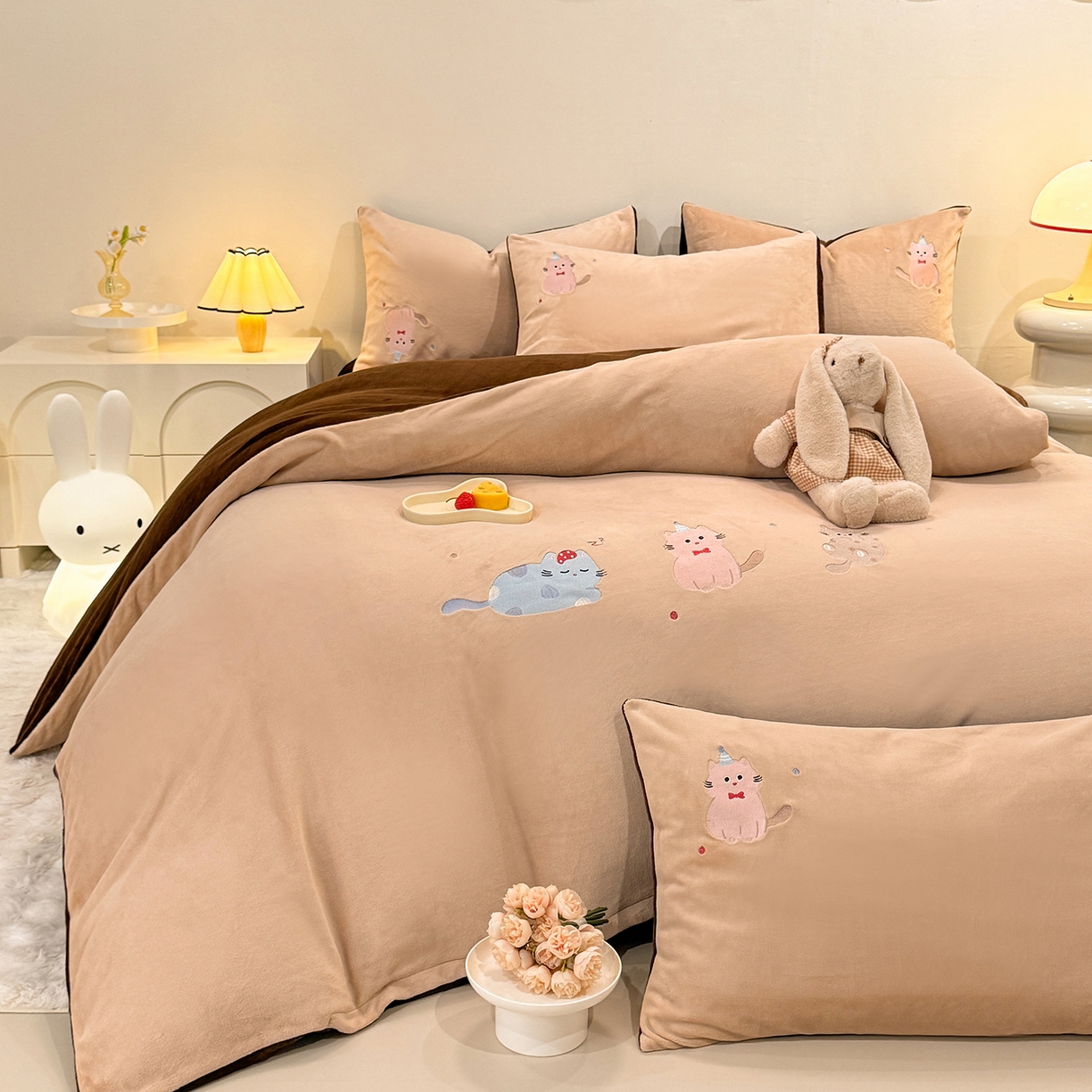 91家纺网 家纺一手货源 找家纺 新方向 2025新款全消光A类刺绣牛奶绒四件套-可爱猫 可爱猫-香槟咖
