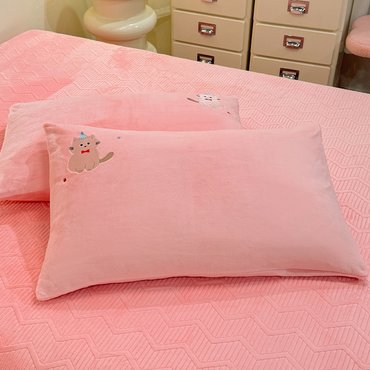 91家纺网 家纺一手货源 找家纺 新方向 2025新款全消光A类刺绣牛奶绒四件套-可爱猫 可爱猫-桃玉