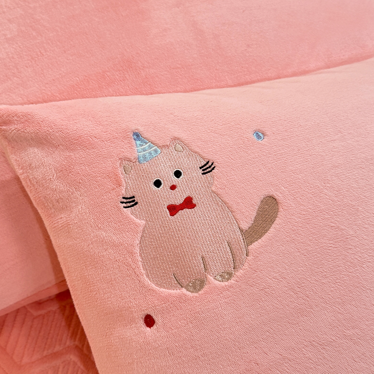 91家纺网 家纺一手货源 找家纺 新方向 2025新款全消光A类刺绣牛奶绒四件套-可爱猫 可爱猫-桃玉