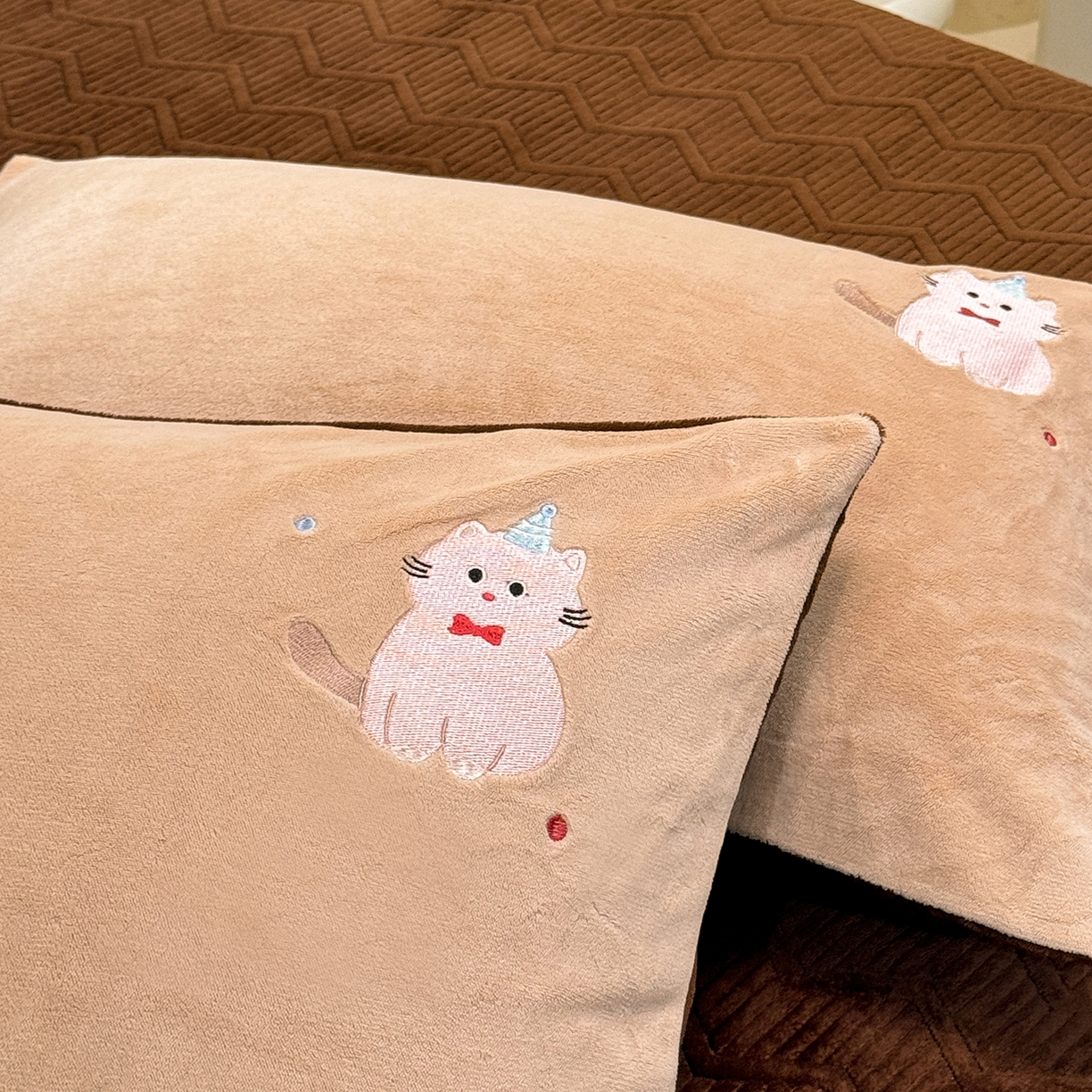 91家纺网 家纺一手货源 找家纺 新方向 2025新款全消光A类刺绣牛奶绒四件套-可爱猫 可爱猫-香槟咖