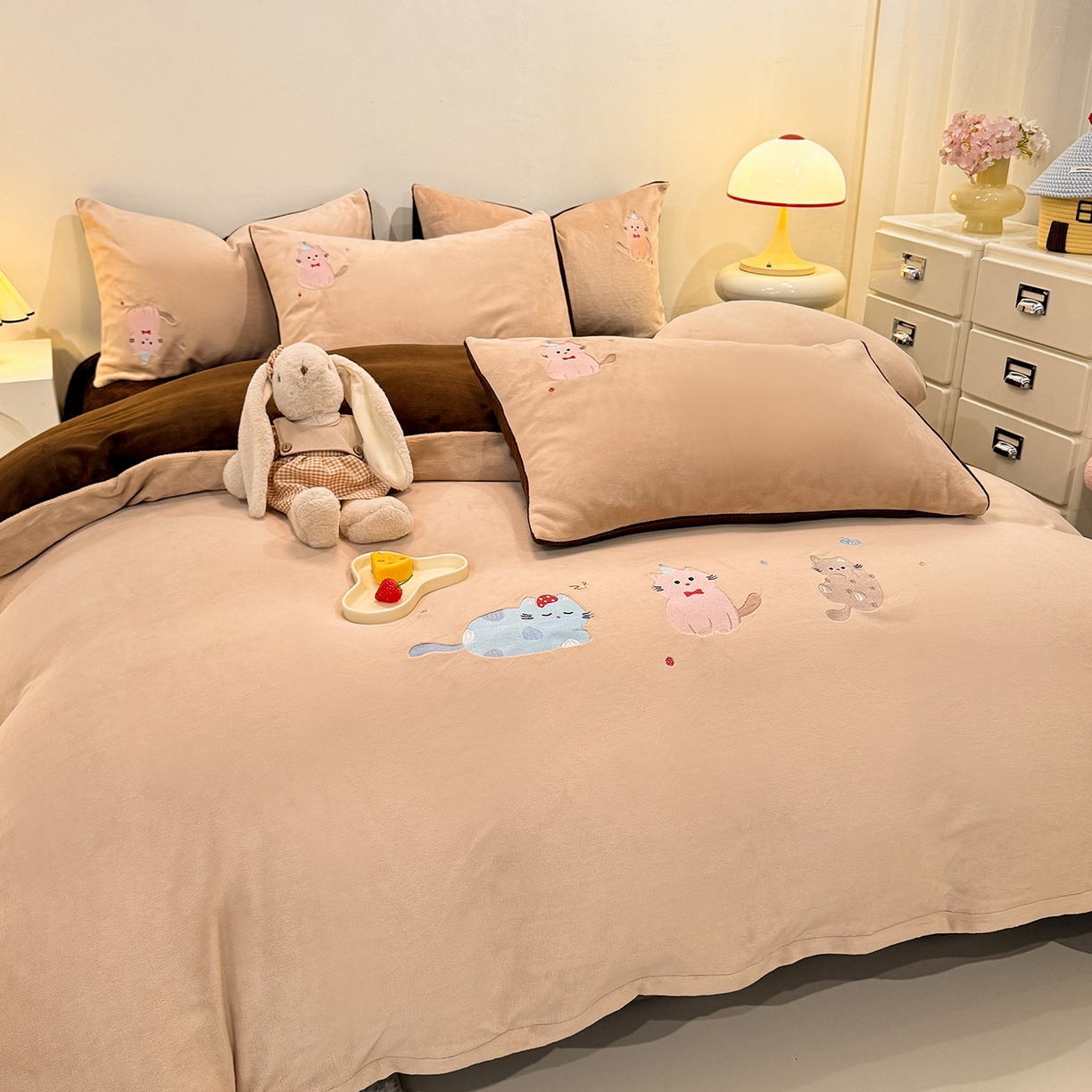 91家纺网 家纺一手货源 找家纺 新方向 2025新款全消光A类刺绣牛奶绒四件套-可爱猫 可爱猫-香槟咖