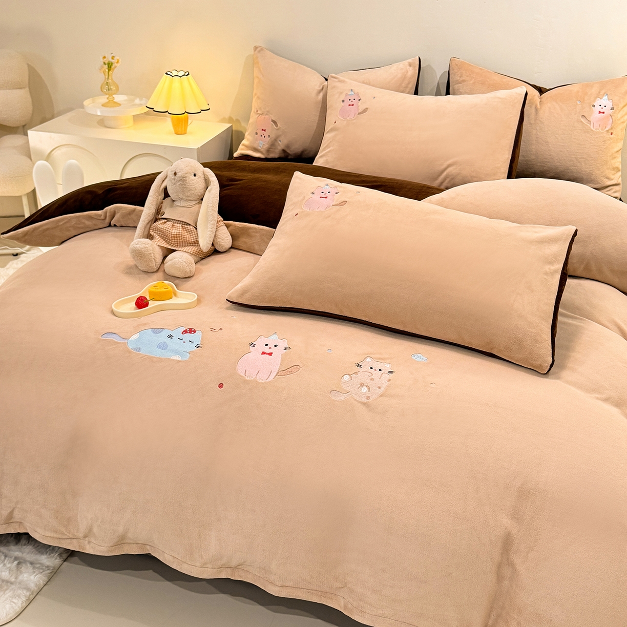 91家纺网 家纺一手货源 找家纺 新方向 2025新款全消光A类刺绣牛奶绒四件套-可爱猫 可爱猫-香槟咖