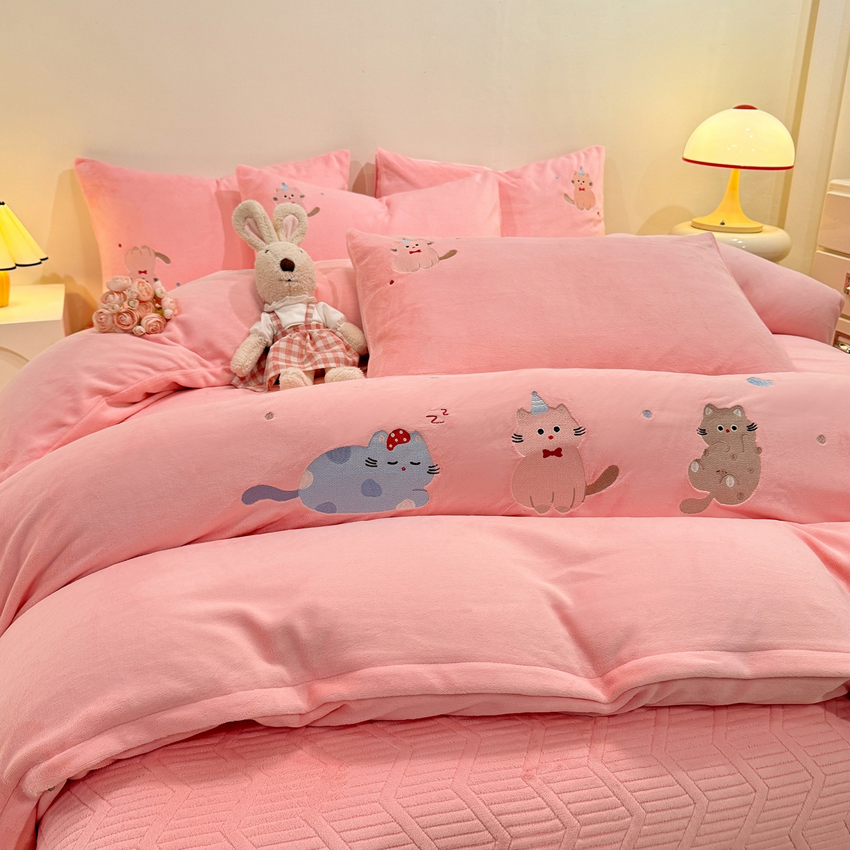 91家纺网 家纺一手货源 找家纺 新方向 2025新款全消光A类刺绣牛奶绒四件套-可爱猫 可爱猫-桃玉