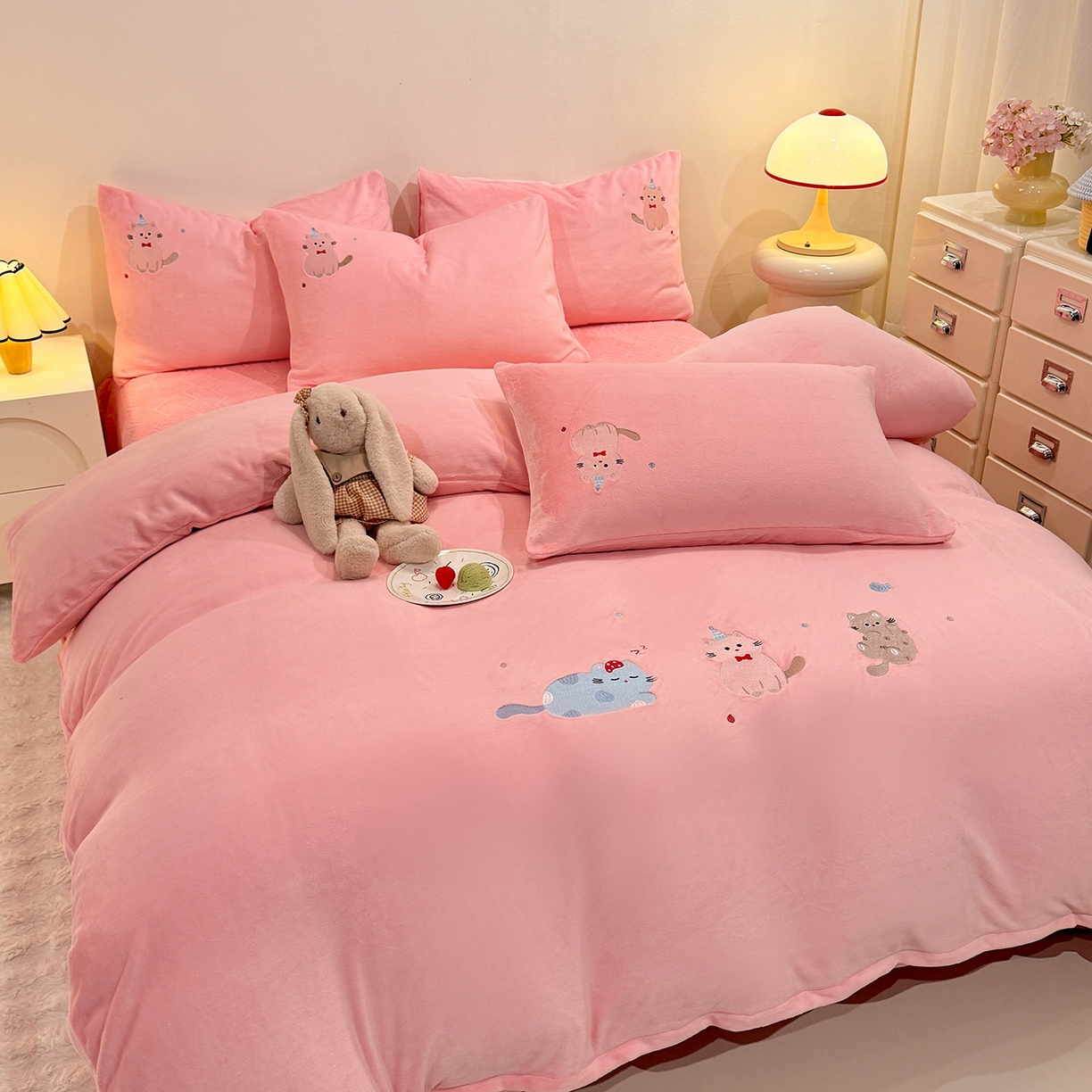 91家纺网 家纺一手货源 找家纺 新方向 2025新款全消光A类刺绣牛奶绒四件套-可爱猫 可爱猫-桃玉