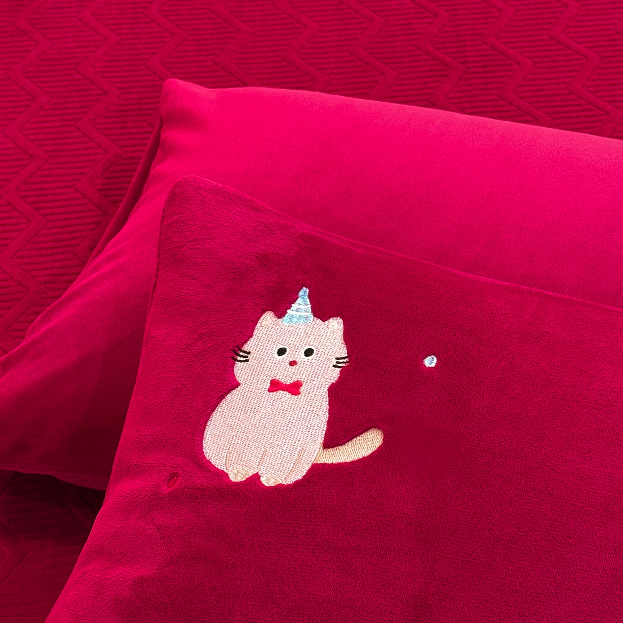 91家纺网 家纺一手货源 找家纺 新方向 2025新款全消光A类刺绣牛奶绒四件套-可爱猫 可爱猫-洋酒红