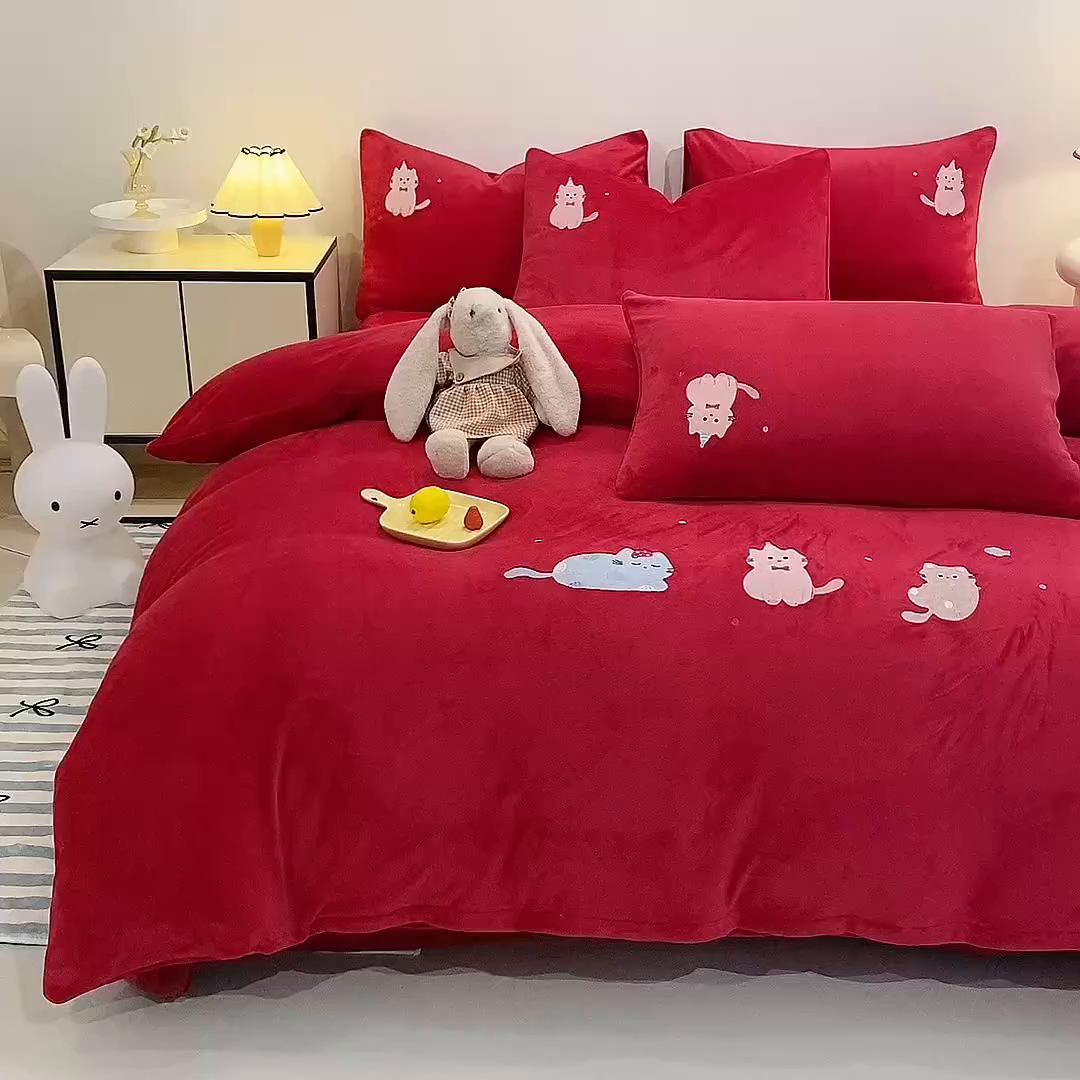 91家纺网 家纺一手货源 找家纺 新方向 2025新款全消光A类刺绣牛奶绒四件套-可爱猫 可爱猫-洋酒红