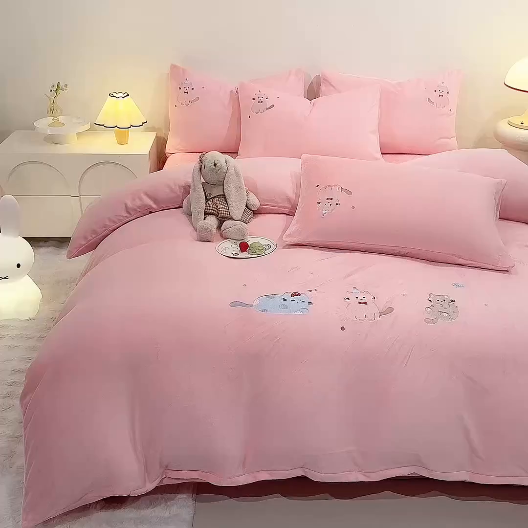 91家纺网 家纺一手货源 找家纺 （总）控价 2025新款 床盖款240克全消光A类刺绣牛奶绒四件套-可爱猫