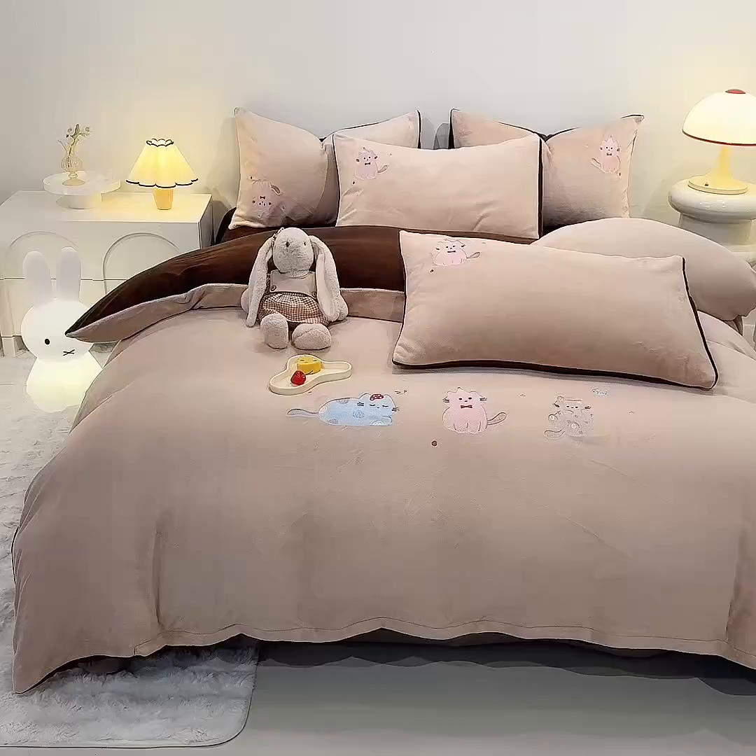 91家纺网 家纺一手货源 找家纺 新方向 2025新款全消光A类刺绣牛奶绒四件套-可爱猫 可爱猫-香槟咖