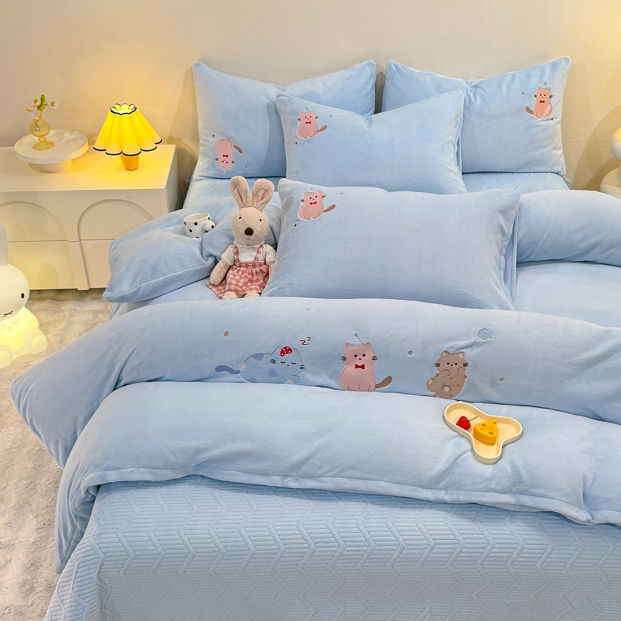 91家纺网 家纺一手货源 找家纺 新方向 2025新款全消光A类刺绣牛奶绒四件套-可爱猫 可爱猫-星月蓝