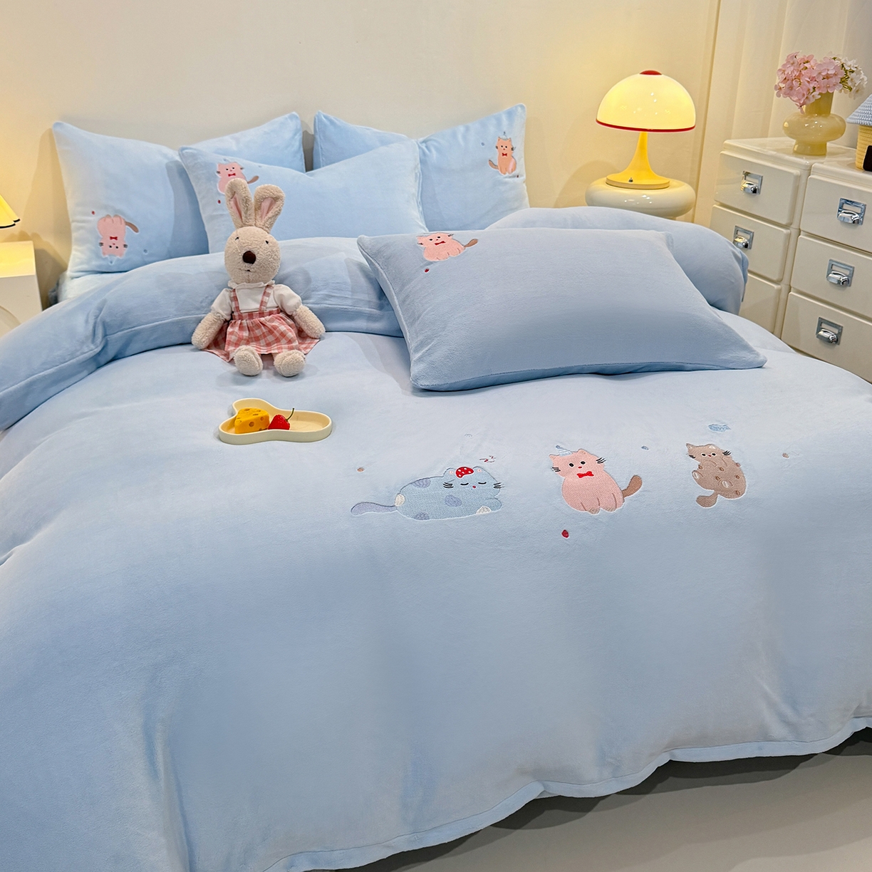 91家纺网 家纺一手货源 找家纺 新方向 2025新款全消光A类刺绣牛奶绒四件套-可爱猫 可爱猫-星月蓝