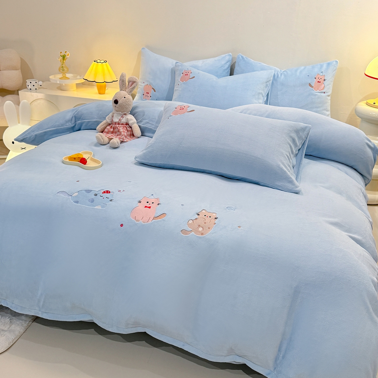 91家纺网 家纺一手货源 找家纺 新方向 2025新款全消光A类刺绣牛奶绒四件套-可爱猫 可爱猫-星月蓝