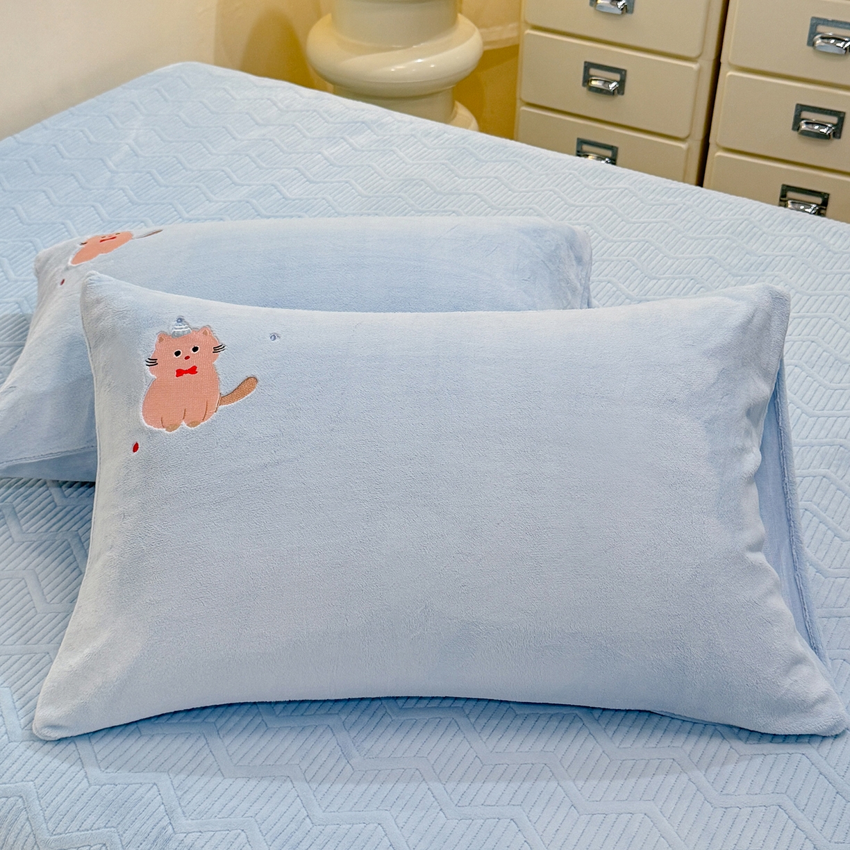 91家纺网 家纺一手货源 找家纺 新方向 2025新款全消光A类刺绣牛奶绒四件套-可爱猫 可爱猫-星月蓝