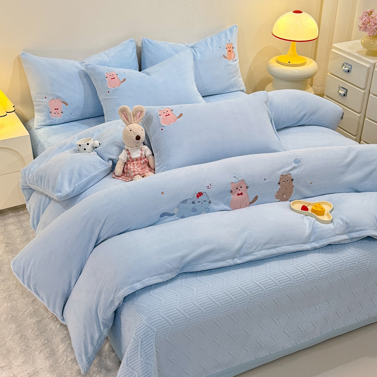 91家纺网 家纺一手货源 找家纺 新方向 2025新款全消光A类刺绣牛奶绒四件套-可爱猫 可爱猫-星月蓝