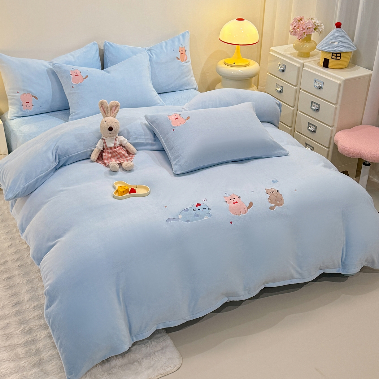 91家纺网 家纺一手货源 找家纺 新方向 2025新款全消光A类刺绣牛奶绒四件套-可爱猫 可爱猫-星月蓝