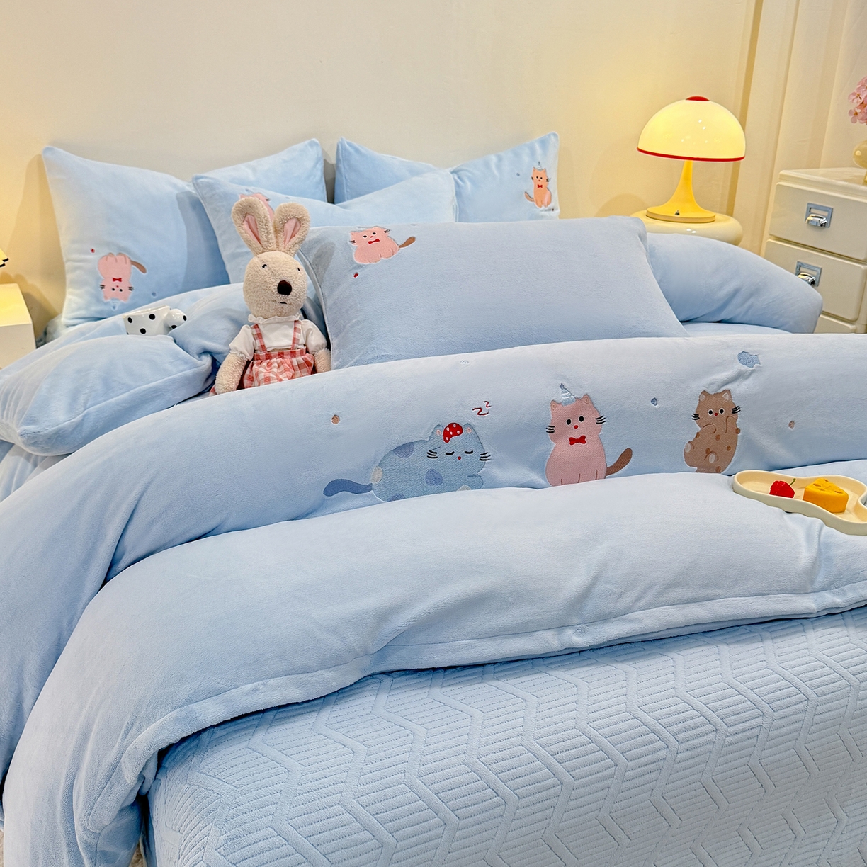 91家纺网 家纺一手货源 找家纺 新方向 2025新款全消光A类刺绣牛奶绒四件套-可爱猫 可爱猫-星月蓝
