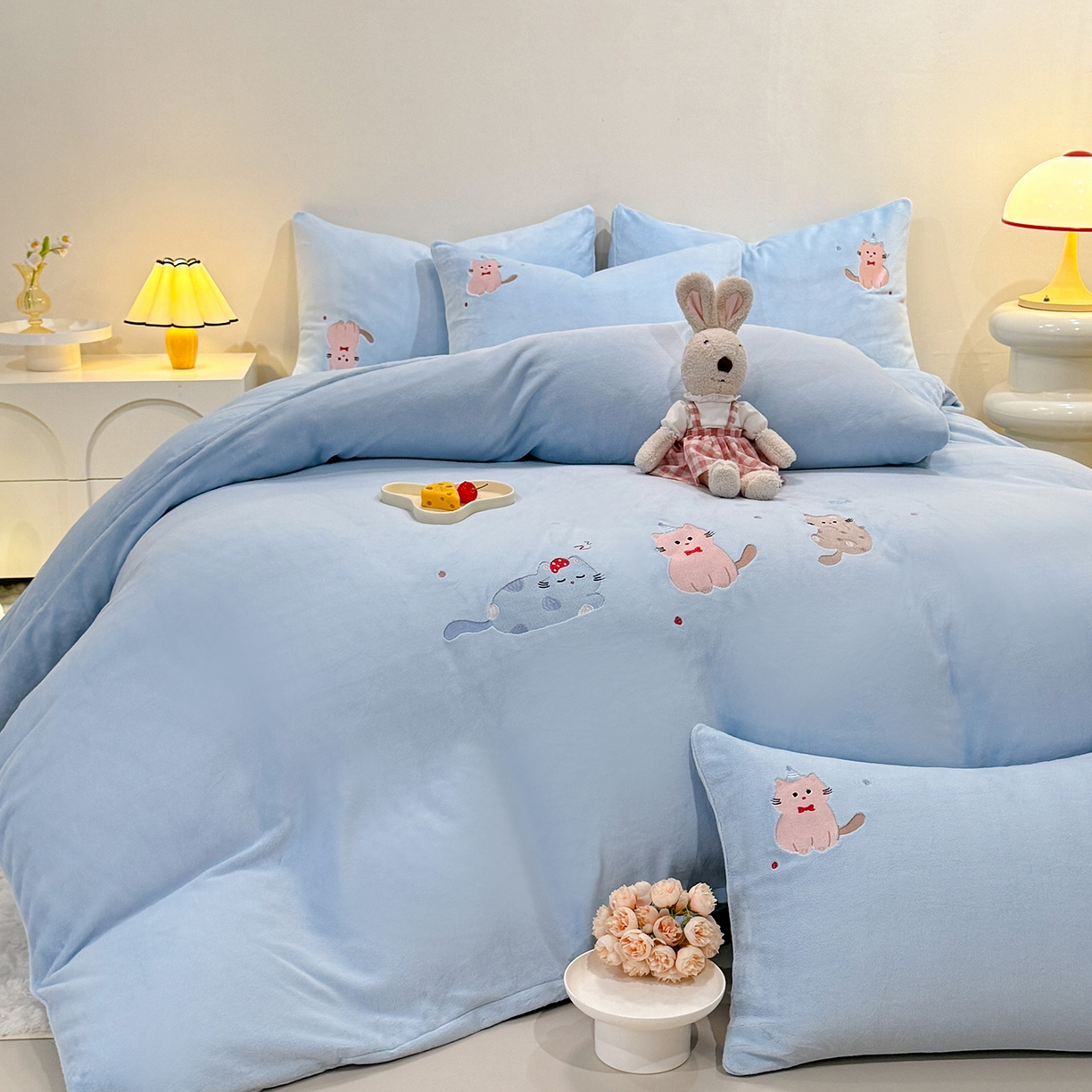 91家纺网 家纺一手货源 找家纺 新方向 2025新款全消光A类刺绣牛奶绒四件套-可爱猫 可爱猫-星月蓝