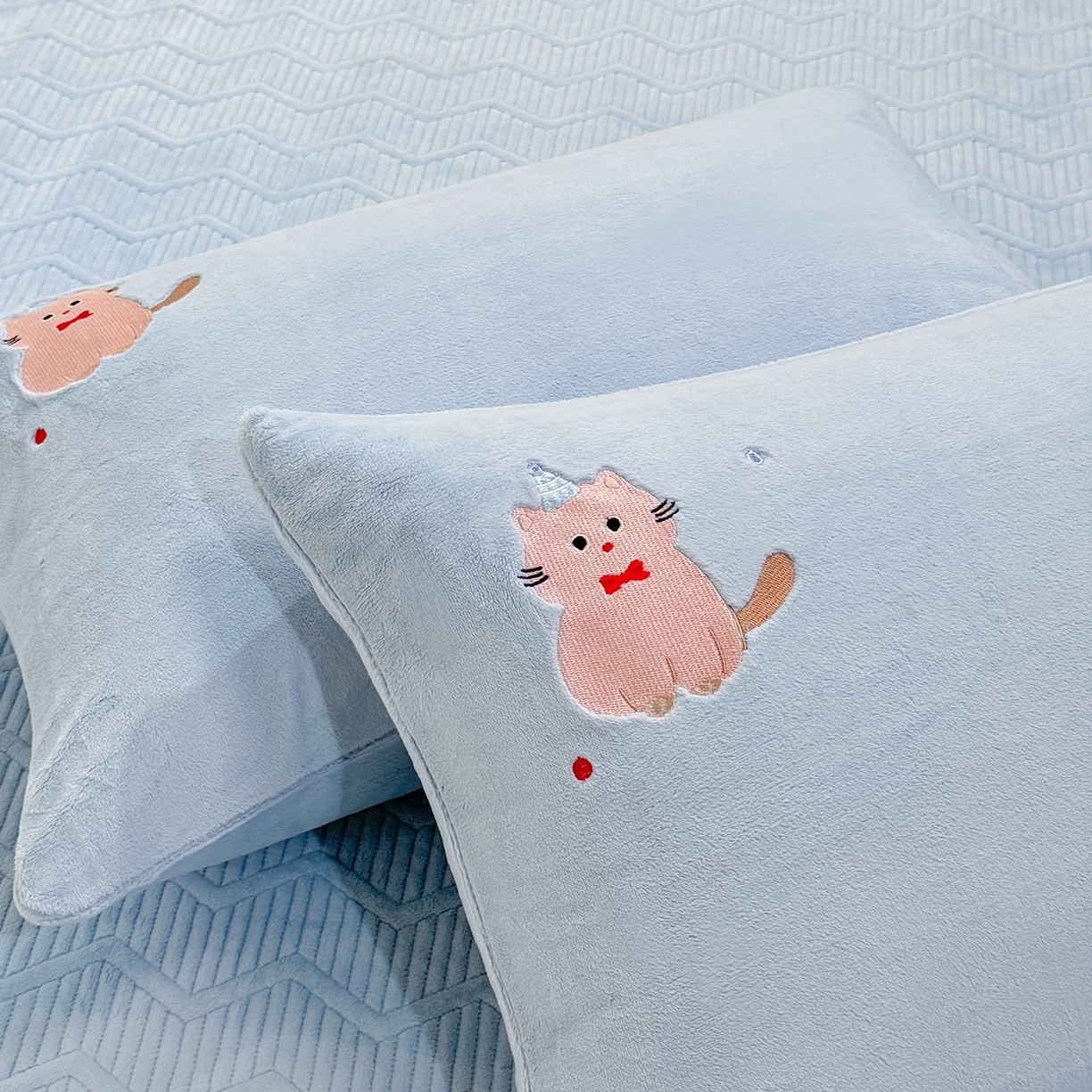 91家纺网 家纺一手货源 找家纺 新方向 2025新款全消光A类刺绣牛奶绒四件套-可爱猫 可爱猫-星月蓝