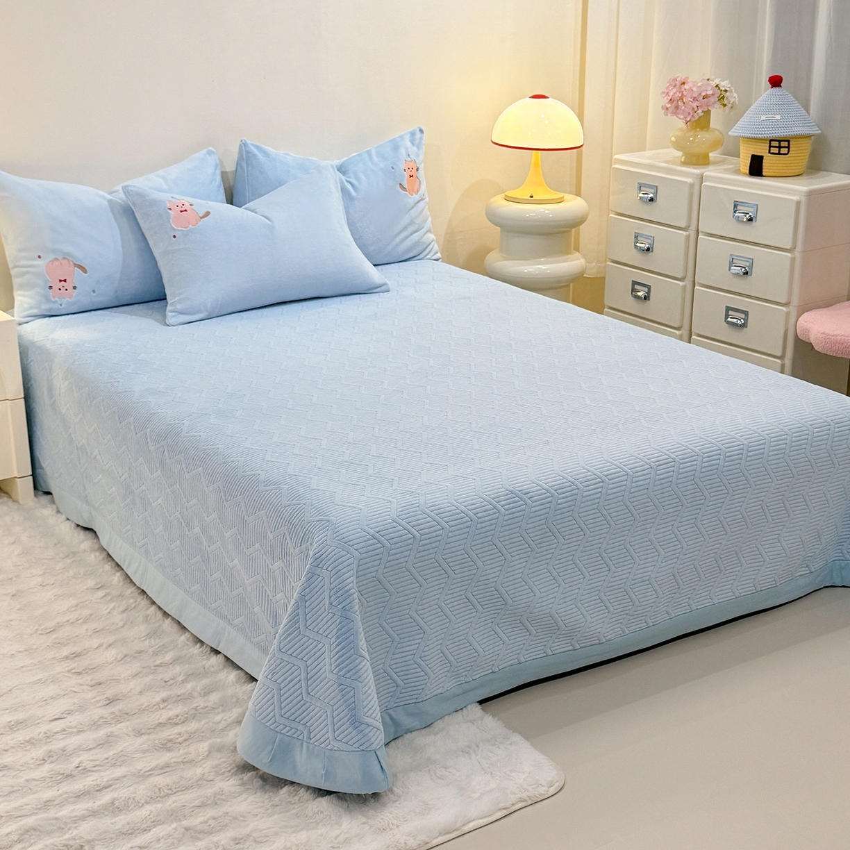 91家纺网 家纺一手货源 找家纺 新方向 2025新款全消光A类刺绣牛奶绒四件套-可爱猫 可爱猫-星月蓝