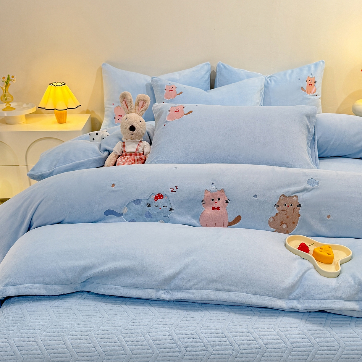 91家纺网 家纺一手货源 找家纺 新方向 2025新款全消光A类刺绣牛奶绒四件套-可爱猫 可爱猫-星月蓝