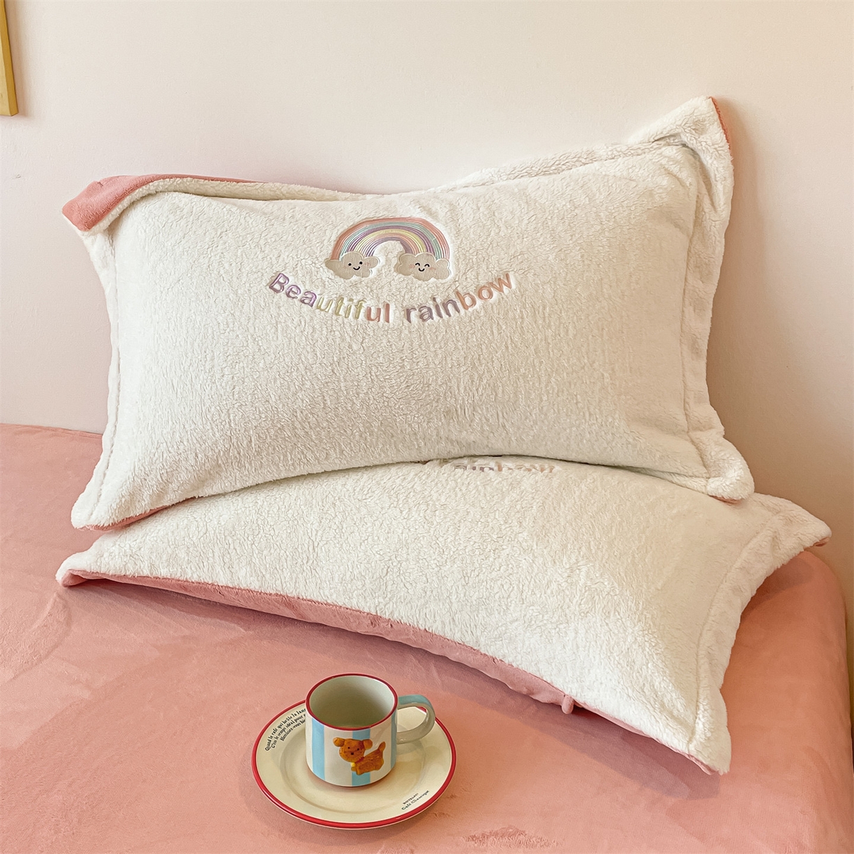 91家纺网 家纺一手货源 找家纺 梦幻之城 2025新款牛奶绒四件套洛可可-朵绒系列 彩虹-奶白+橙意粉