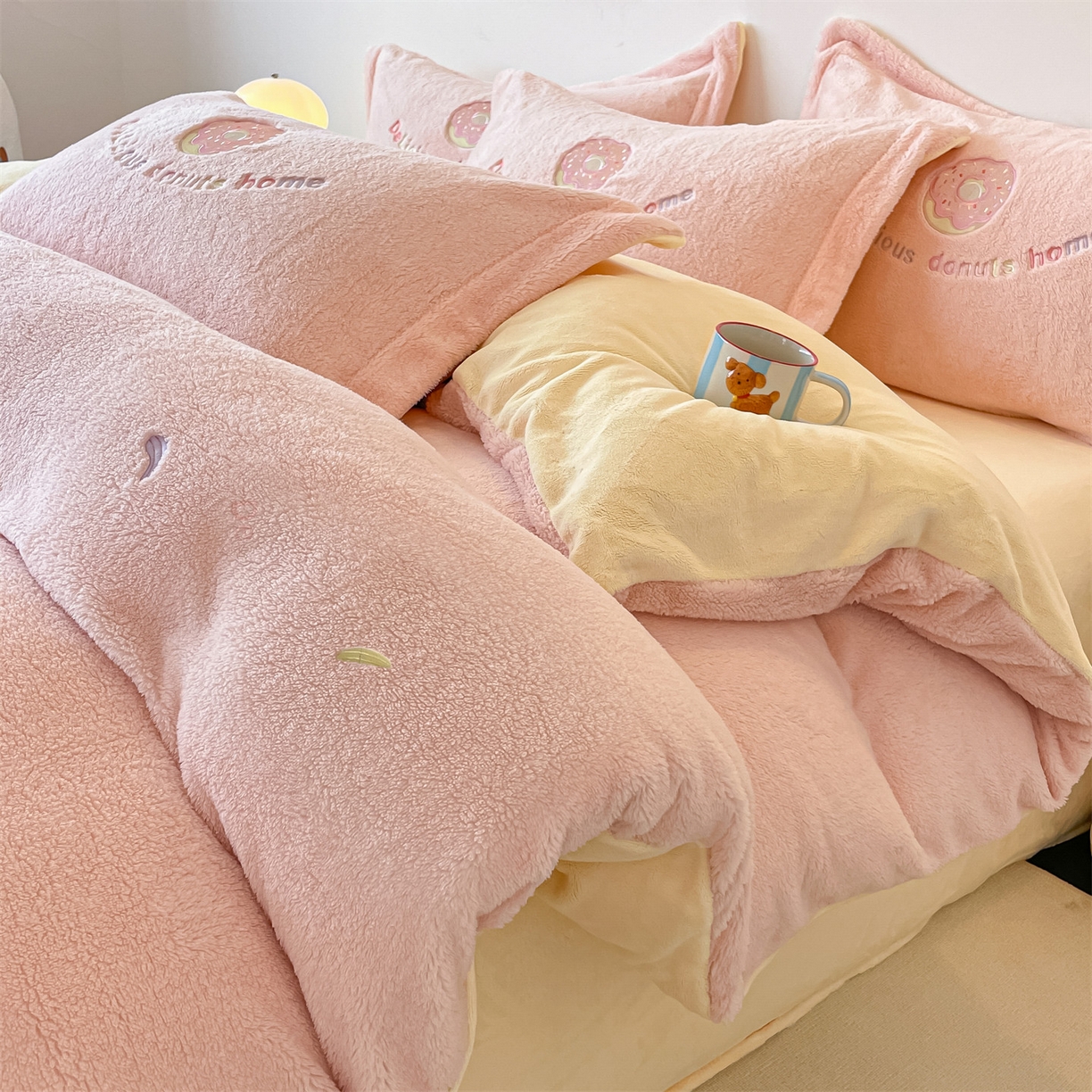 91家纺网 家纺一手货源 找家纺 梦幻之城 2025新款牛奶绒四件套洛可可-朵绒系列 甜甜圈-靓粉+奶黄