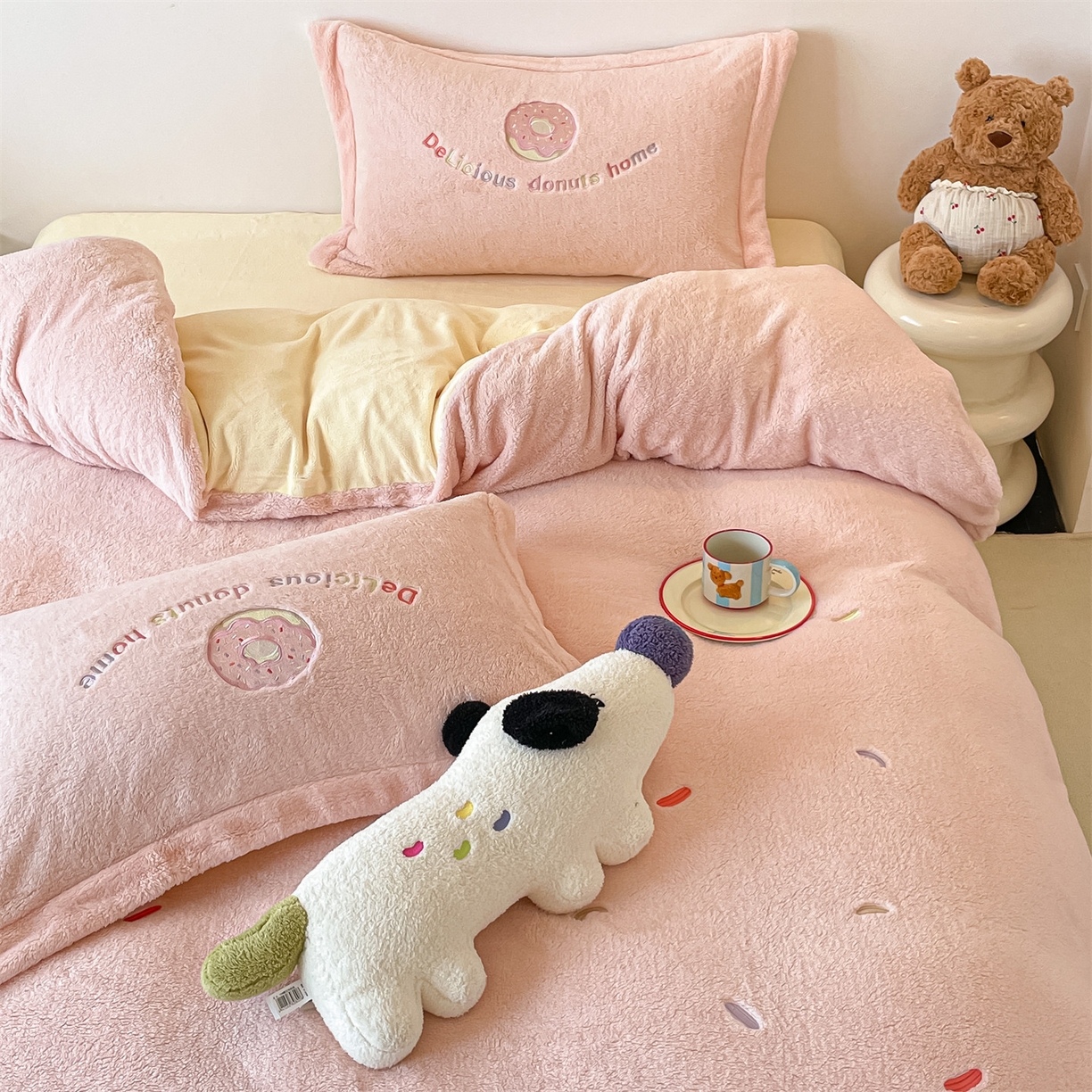 91家纺网 家纺一手货源 找家纺 梦幻之城 2025新款牛奶绒四件套洛可可-朵绒系列 甜甜圈-靓粉+奶黄