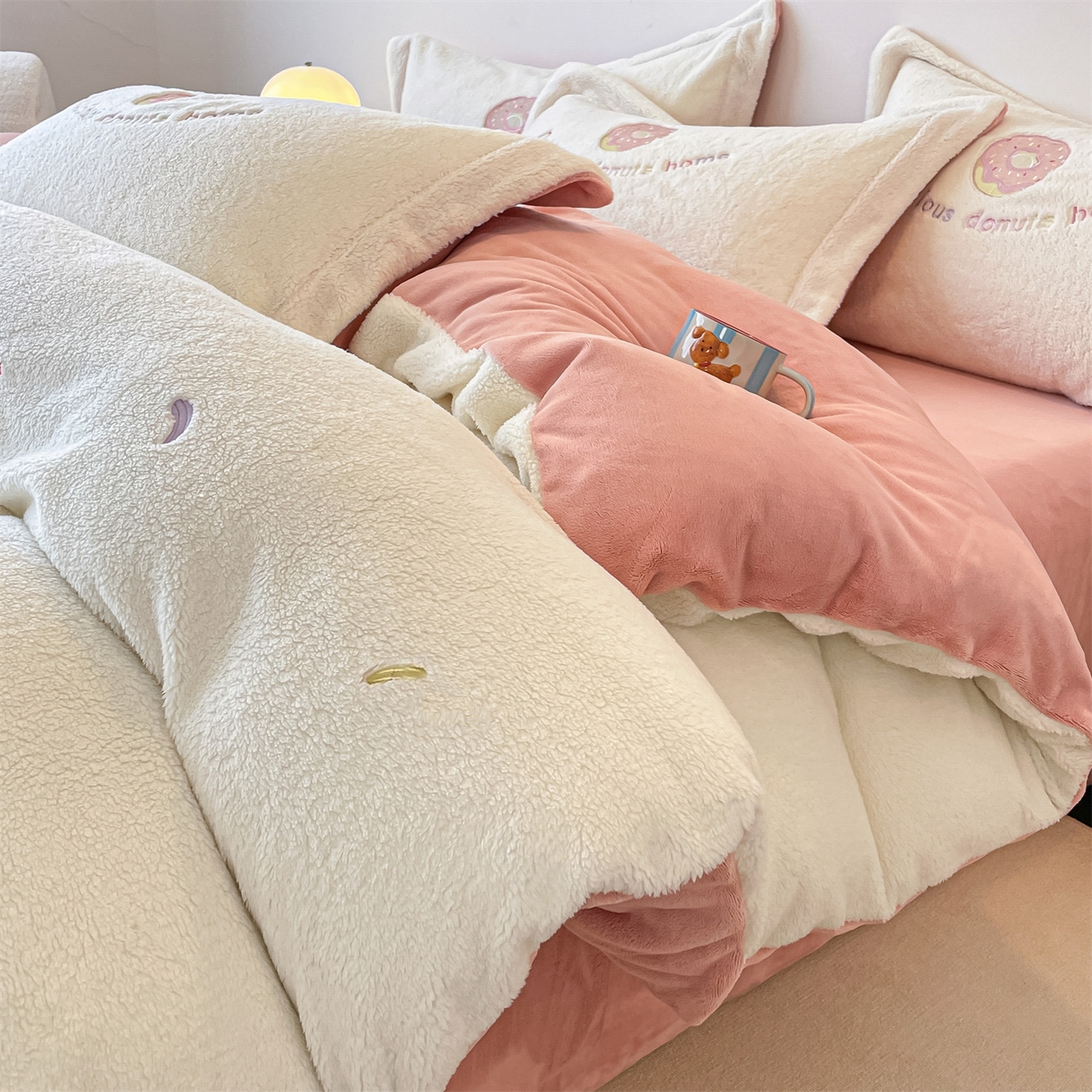 91家纺网 家纺一手货源 找家纺 梦幻之城 2025新款牛奶绒四件套洛可可-朵绒系列 甜甜圈-奶白+橙意粉