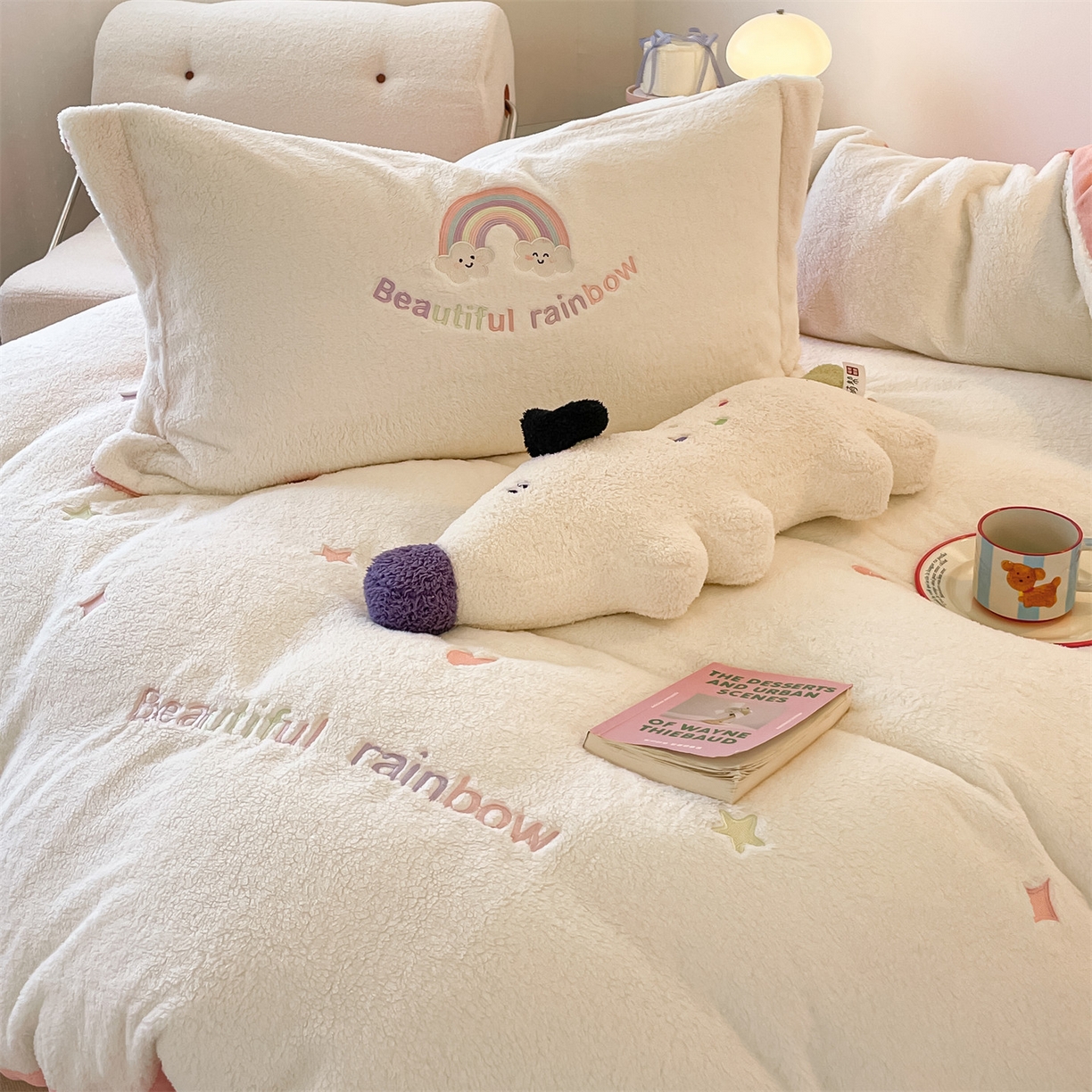 91家纺网 家纺一手货源 找家纺 梦幻之城 2025新款牛奶绒四件套洛可可-朵绒系列 彩虹-奶白+橙意粉