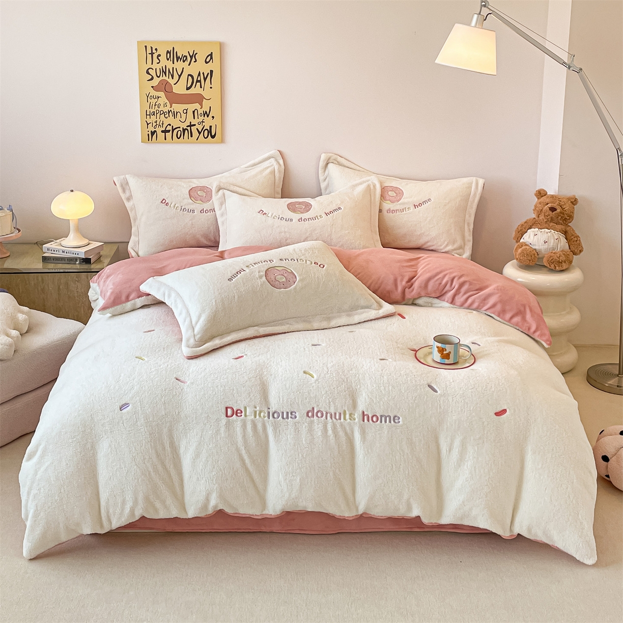 91家纺网 家纺一手货源 找家纺 梦幻之城 2025新款牛奶绒四件套洛可可-朵绒系列 甜甜圈-奶白+橙意粉