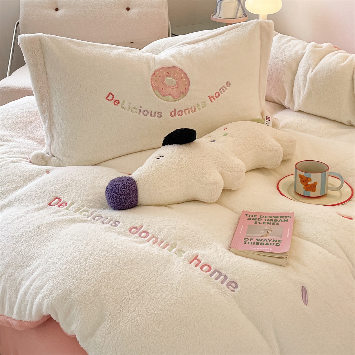 91家纺网 家纺一手货源 找家纺 梦幻之城 2025新款牛奶绒四件套洛可可-朵绒系列 甜甜圈-奶白+橙意粉