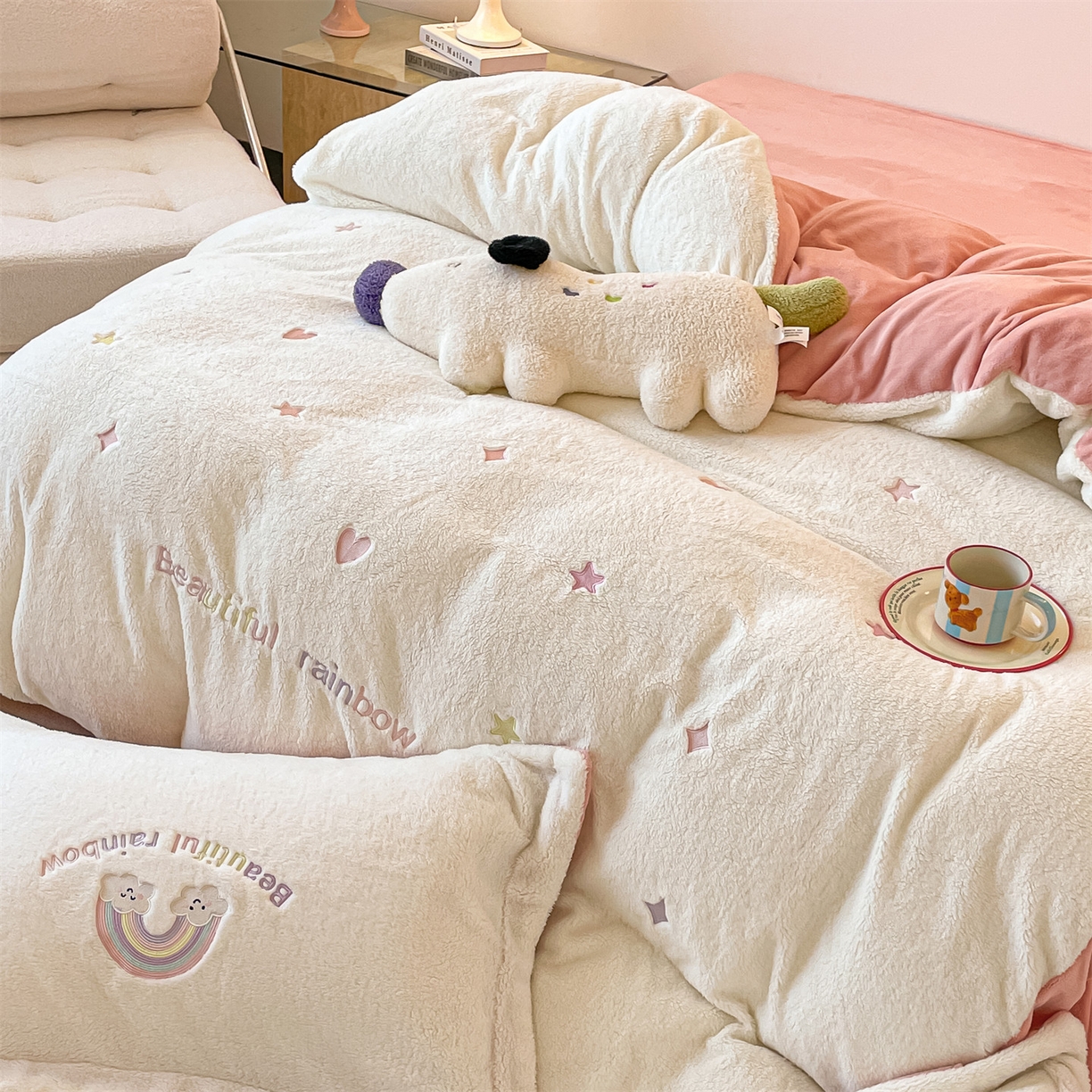 91家纺网 家纺一手货源 找家纺 梦幻之城 2025新款牛奶绒四件套洛可可-朵绒系列 彩虹-奶白+橙意粉