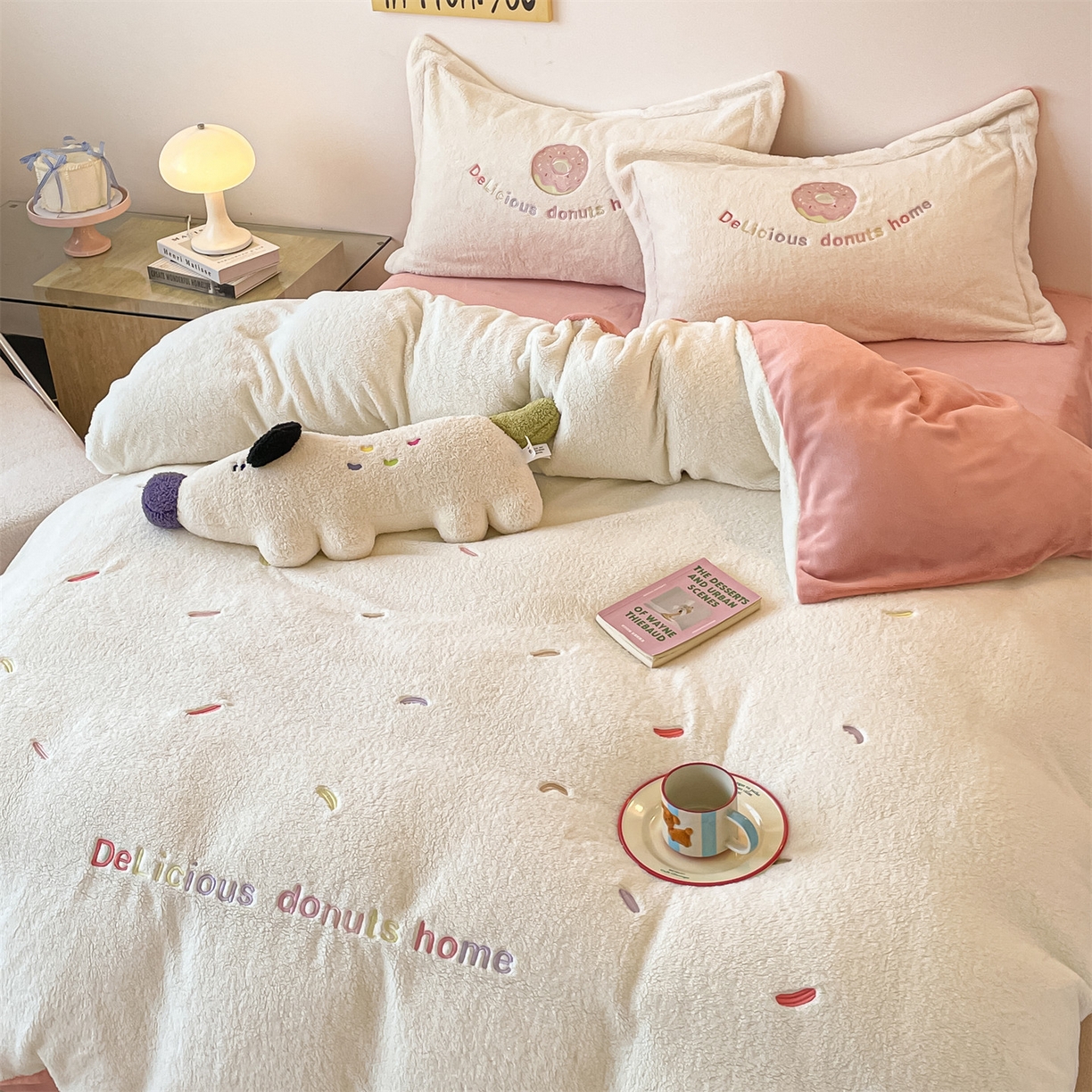 91家纺网 家纺一手货源 找家纺 梦幻之城 2025新款牛奶绒四件套洛可可-朵绒系列 甜甜圈-奶白+橙意粉