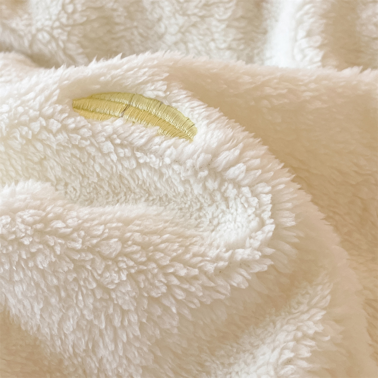 91家纺网 家纺一手货源 找家纺 梦幻之城 2025新款牛奶绒四件套洛可可-朵绒系列 甜甜圈-奶白+橙意粉