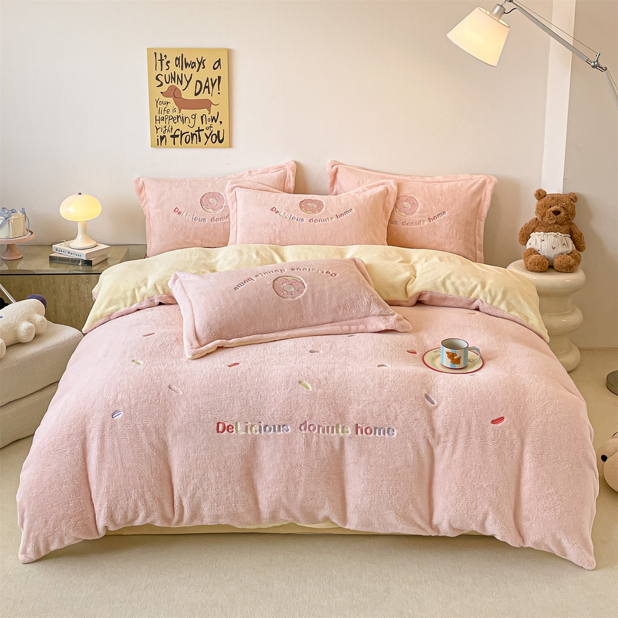 91家纺网 家纺一手货源 找家纺 梦幻之城 2025新款牛奶绒四件套洛可可-朵绒系列 甜甜圈-靓粉+奶黄