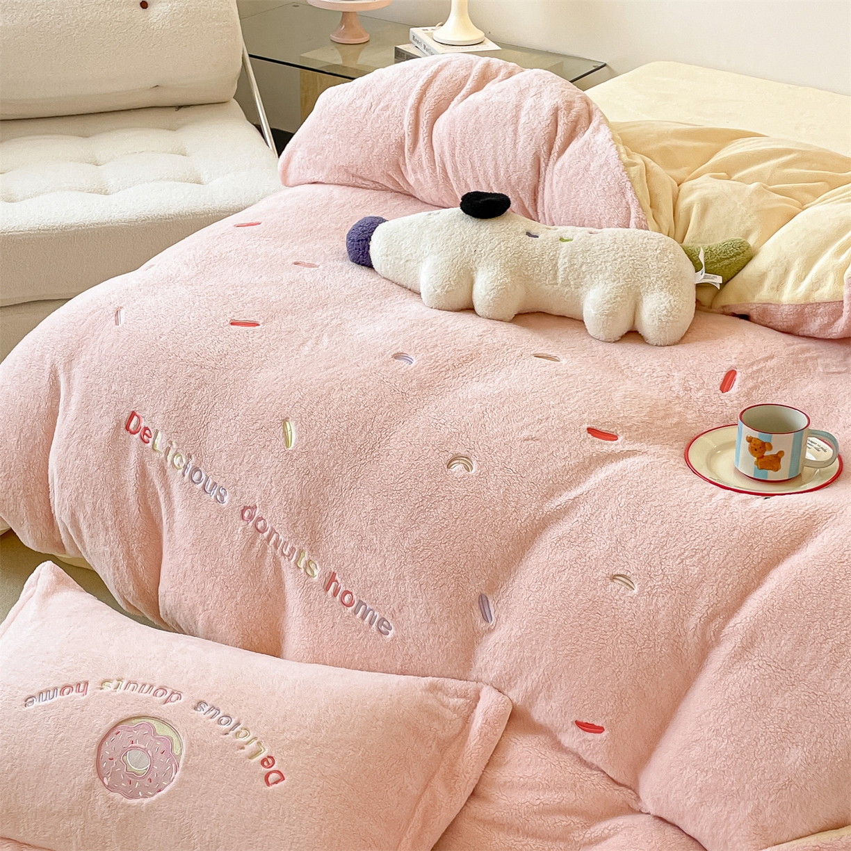 91家纺网 家纺一手货源 找家纺 梦幻之城 2025新款牛奶绒四件套洛可可-朵绒系列 甜甜圈-靓粉+奶黄