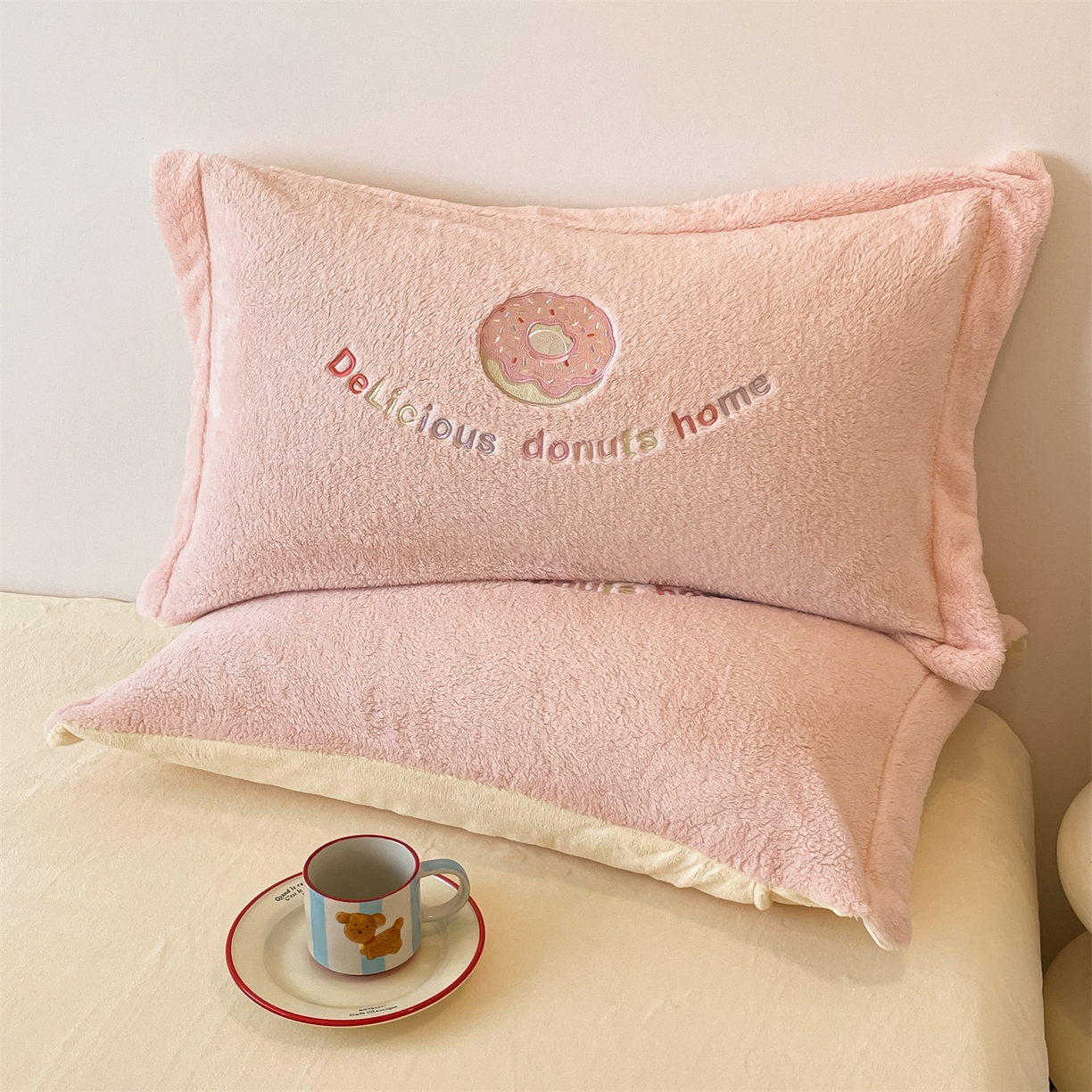 91家纺网 家纺一手货源 找家纺 梦幻之城 2025新款牛奶绒四件套洛可可-朵绒系列 甜甜圈-靓粉+奶黄