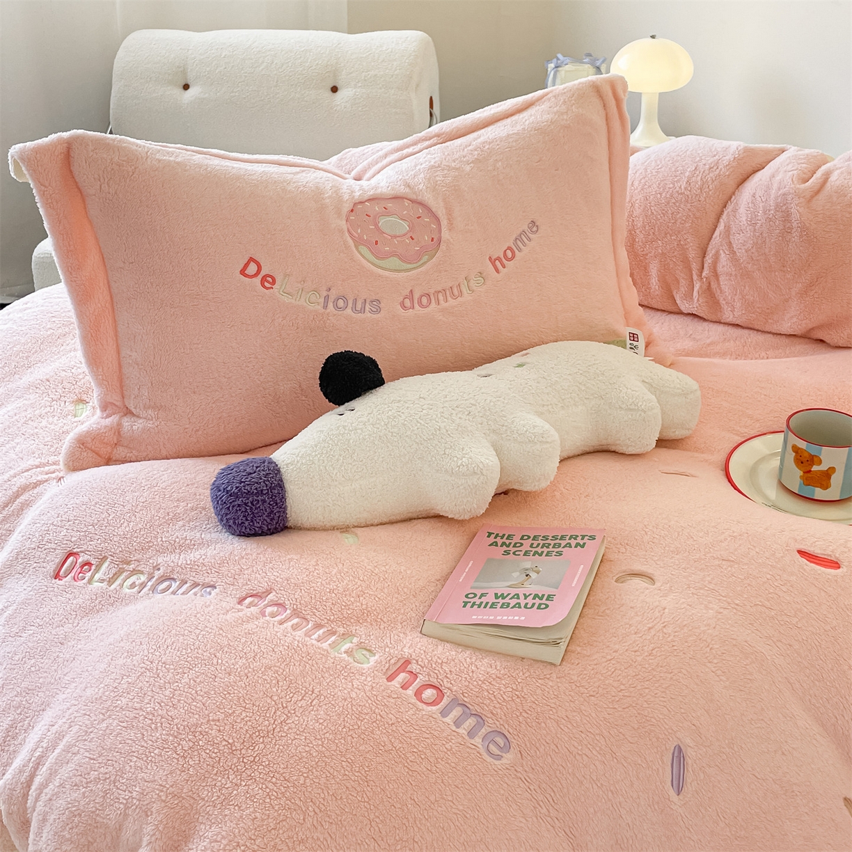 91家纺网 家纺一手货源 找家纺 梦幻之城 2025新款牛奶绒四件套洛可可-朵绒系列 甜甜圈-靓粉+奶黄