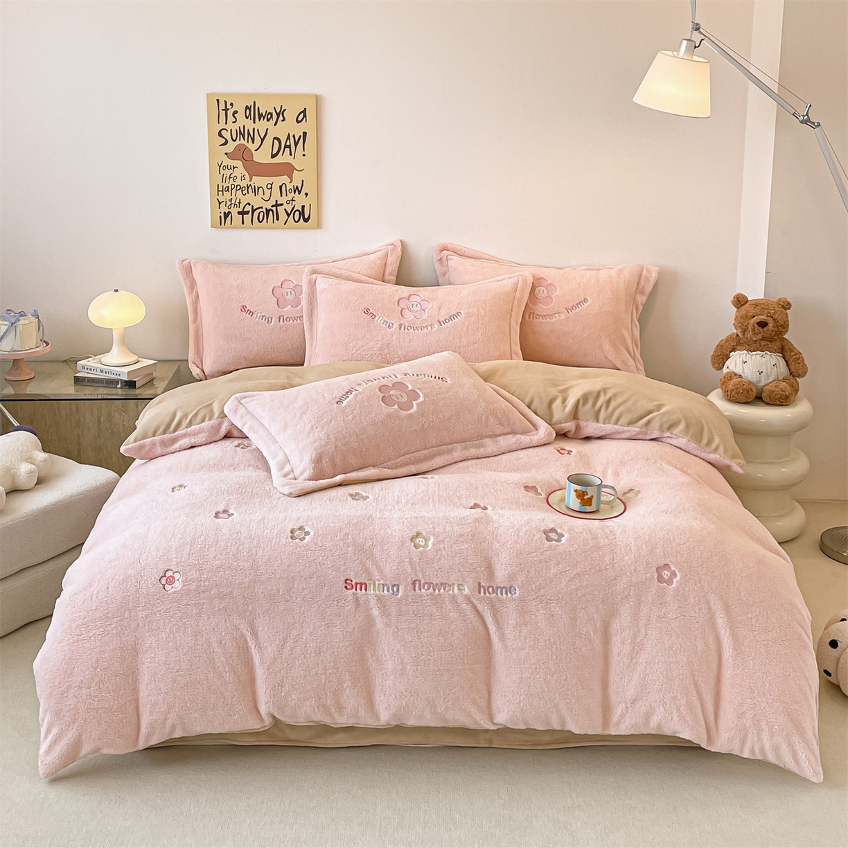 91家纺网 家纺一手货源 找家纺 梦幻之城 2025新款牛奶绒四件套洛可可-朵绒系列 太阳花-靓粉+香槟色