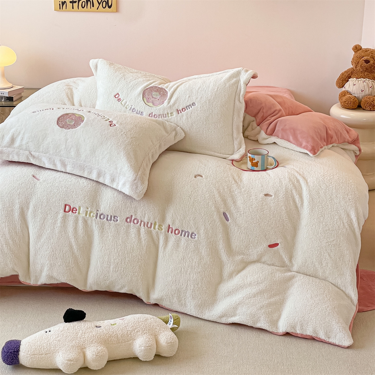 91家纺网 家纺一手货源 找家纺 梦幻之城 2025新款牛奶绒四件套洛可可-朵绒系列 甜甜圈-奶白+橙意粉