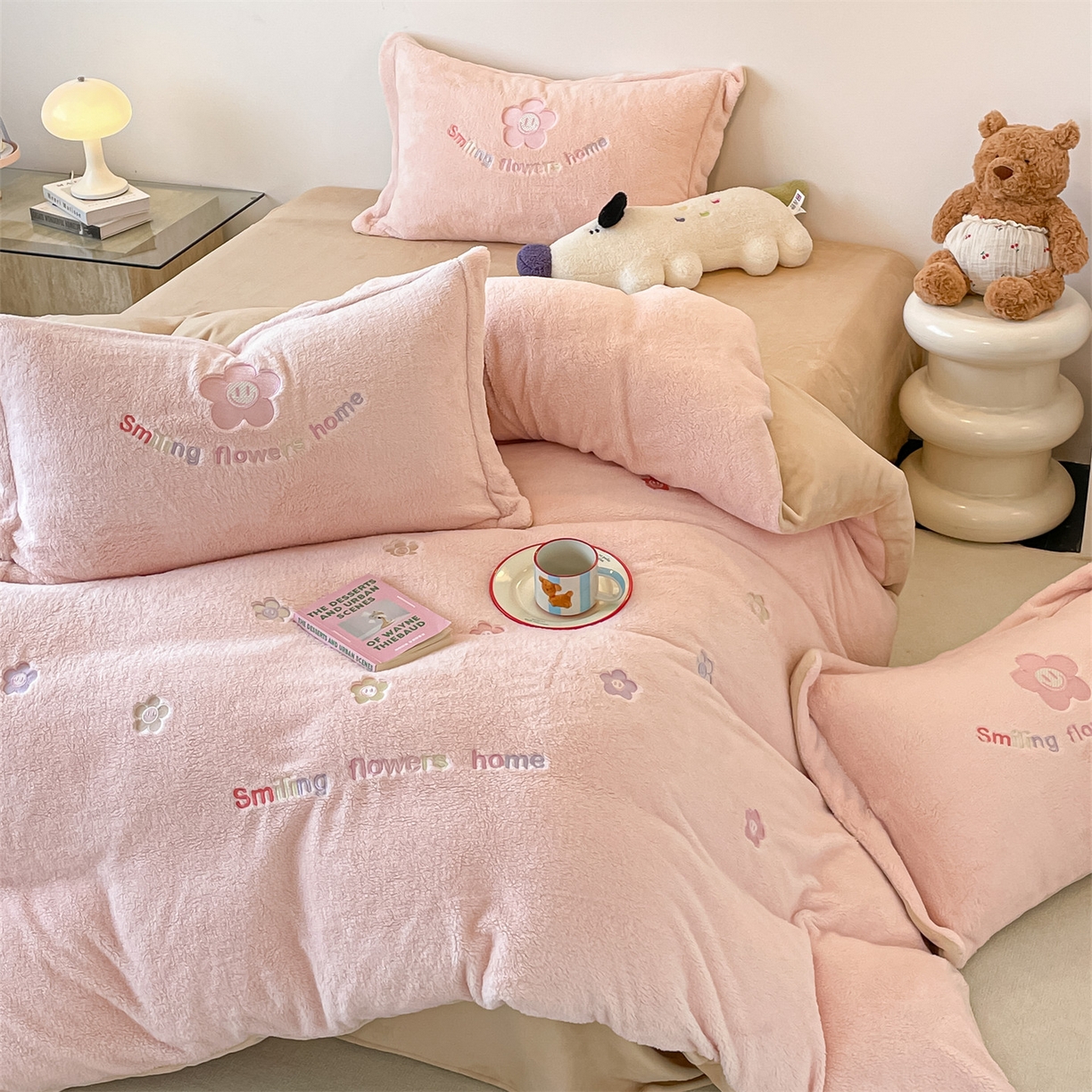 91家纺网 家纺一手货源 找家纺 梦幻之城 2025新款牛奶绒四件套洛可可-朵绒系列 太阳花-靓粉+香槟色